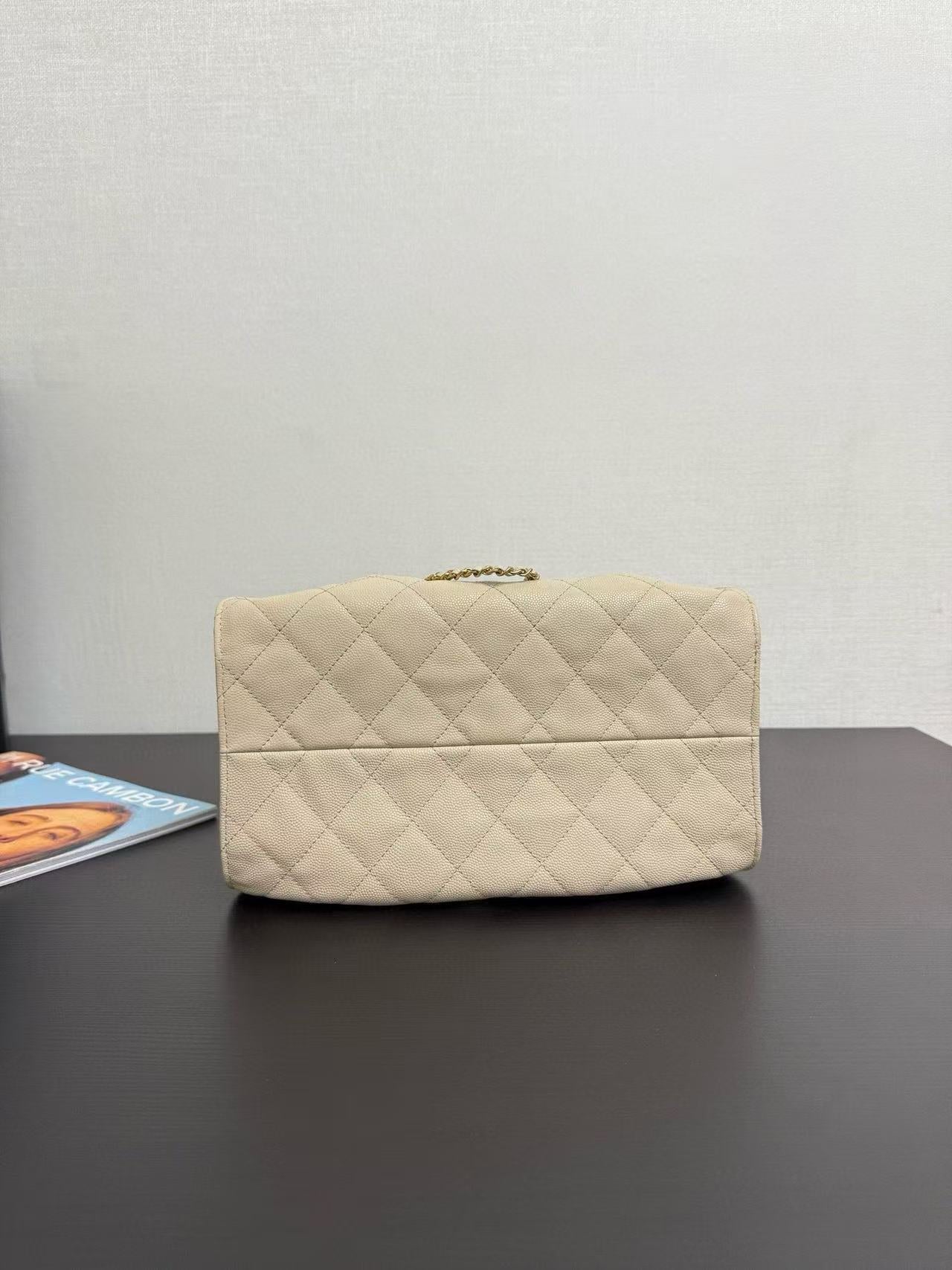 Sac Hobo CC 25C 30 cm en cuir de veau grainé beige