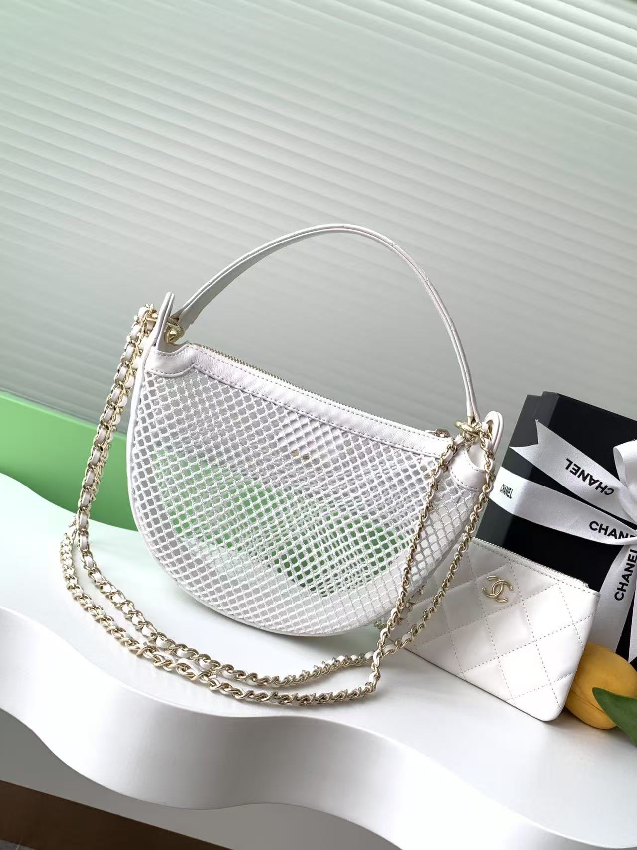 Pochette blanche avec chaîne cc 25S