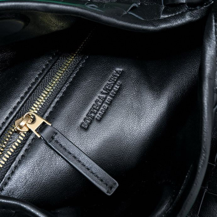 Sac bandoulière BV HOP 41 cm en cuir de veau noir