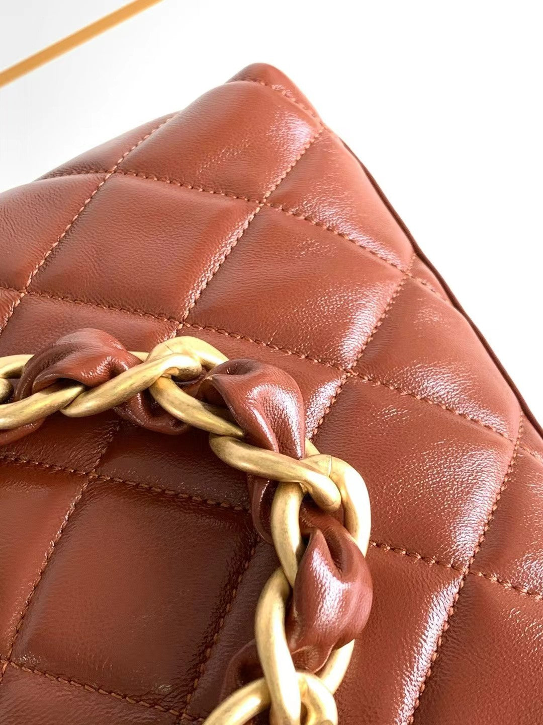 SAC HOBO 22 EN CUIR DE VEAU BRILLANT ROUGE MARRON, QUINCAILLERIE DORÉ