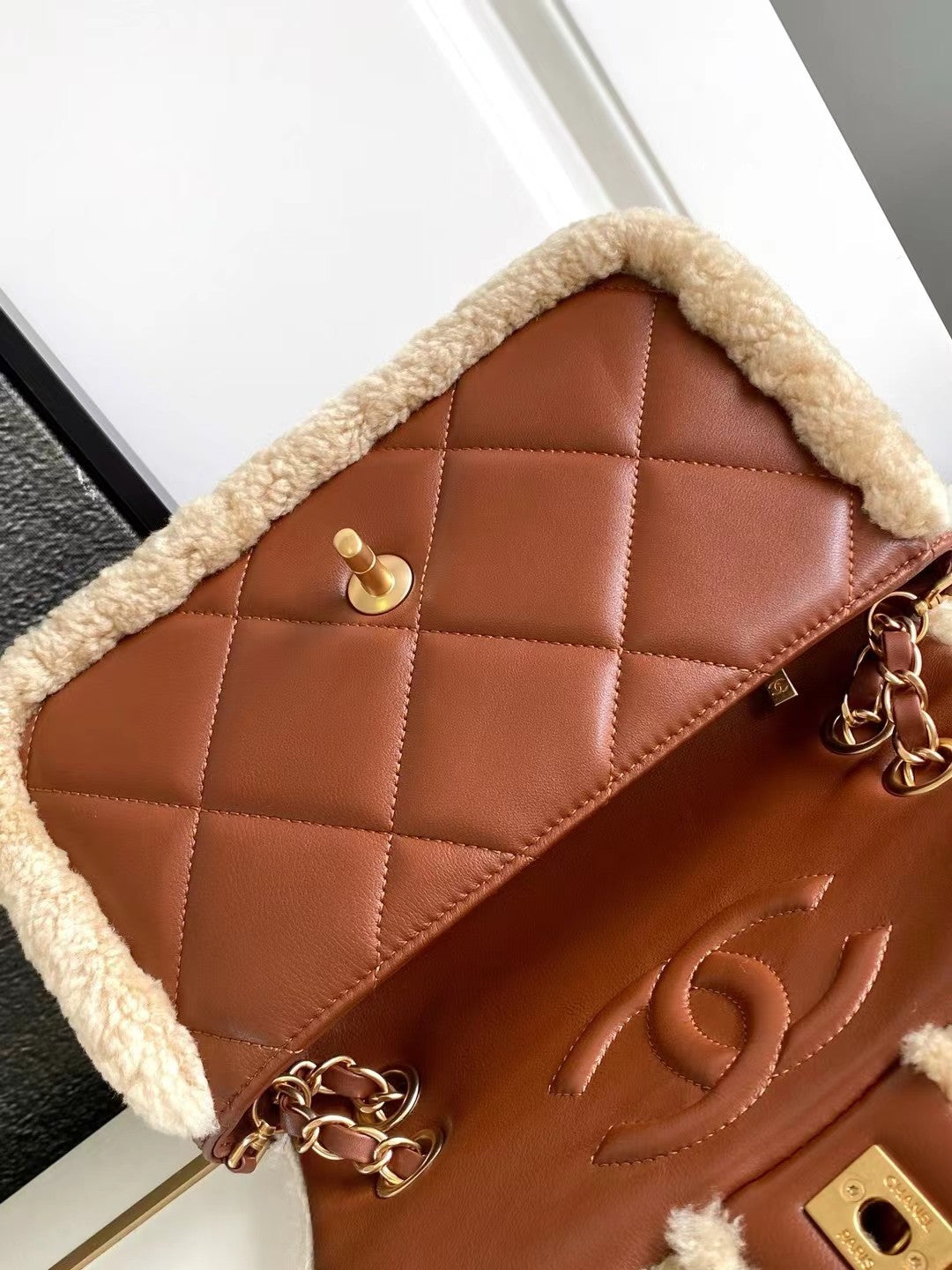 SAC À RABAT MOYEN 23 EN LAINE BEIGE ET CUIR DE VEAU ORANGE ROUGE, QUINCAILLERIE DORÉE