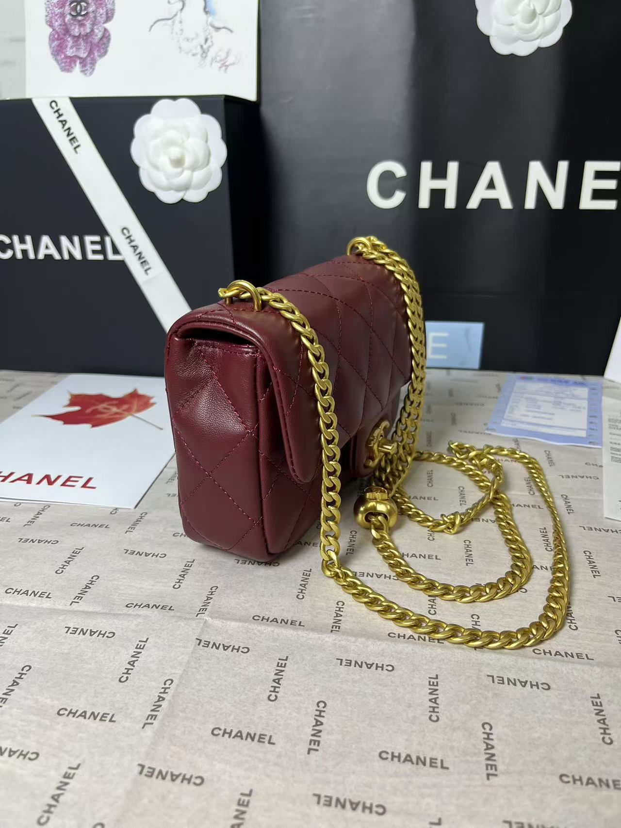 Mini rabat 25C 19 cm en cuir d'agneau bordeaux avec ferrures en forme de cœur doré