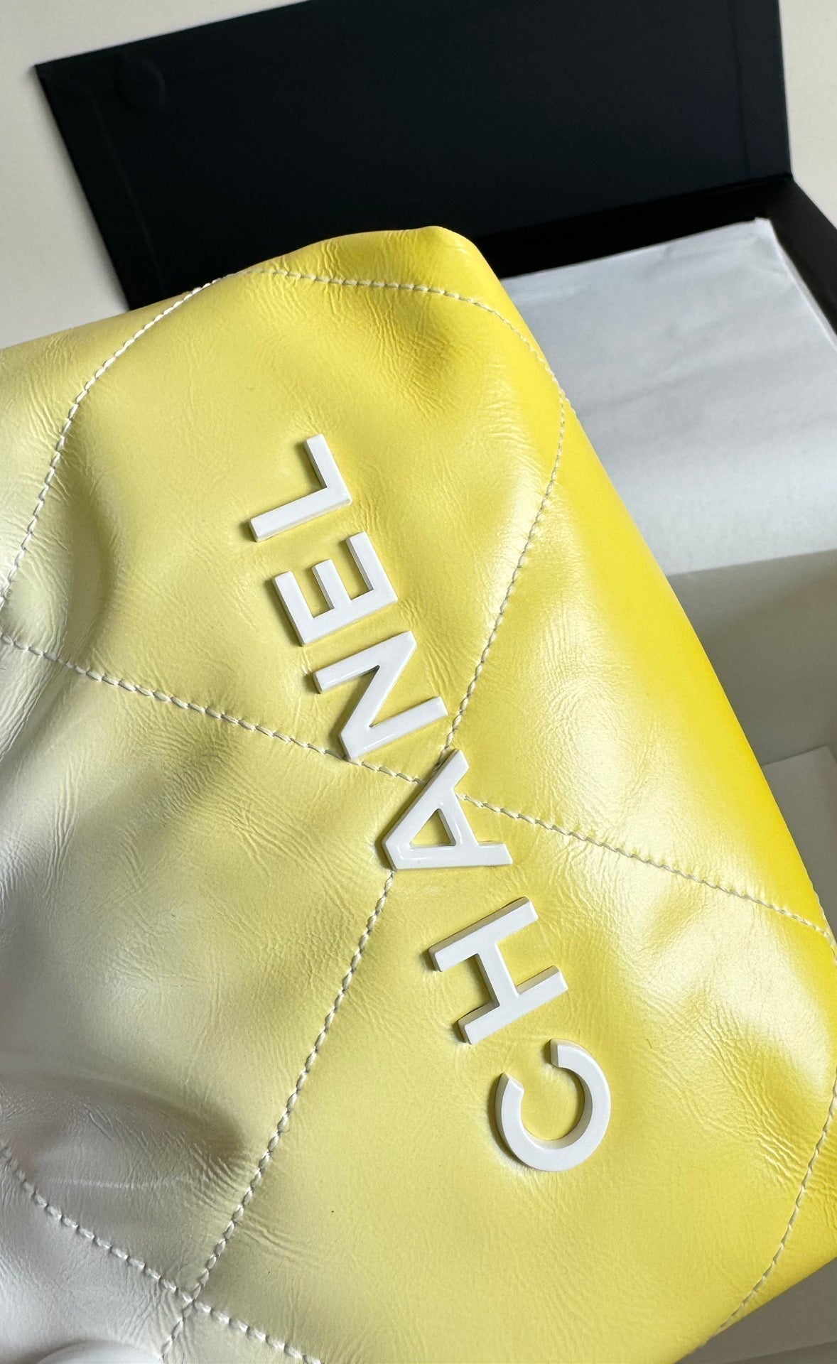 CC HOBO MINI 20CM PEAU D'AGNEAU JAUNE BLANC