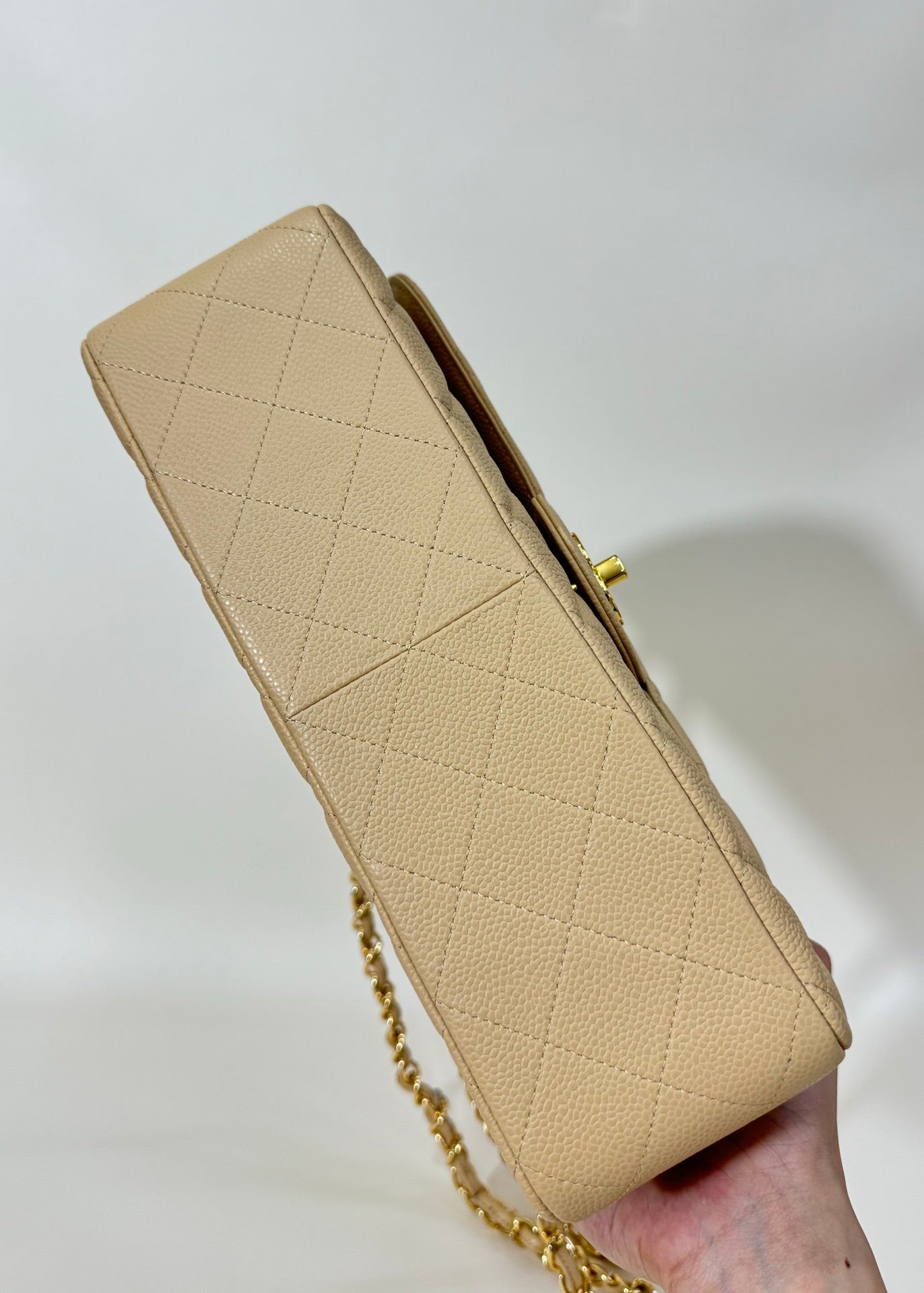 sac à rabat moyen 25 beige caviar matériel doré