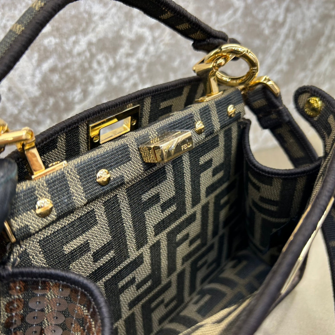 Sac Fendi Peekaboo Iseeu 20 en cuir nappa noir mélangé marron chocolat, accessoires dorés