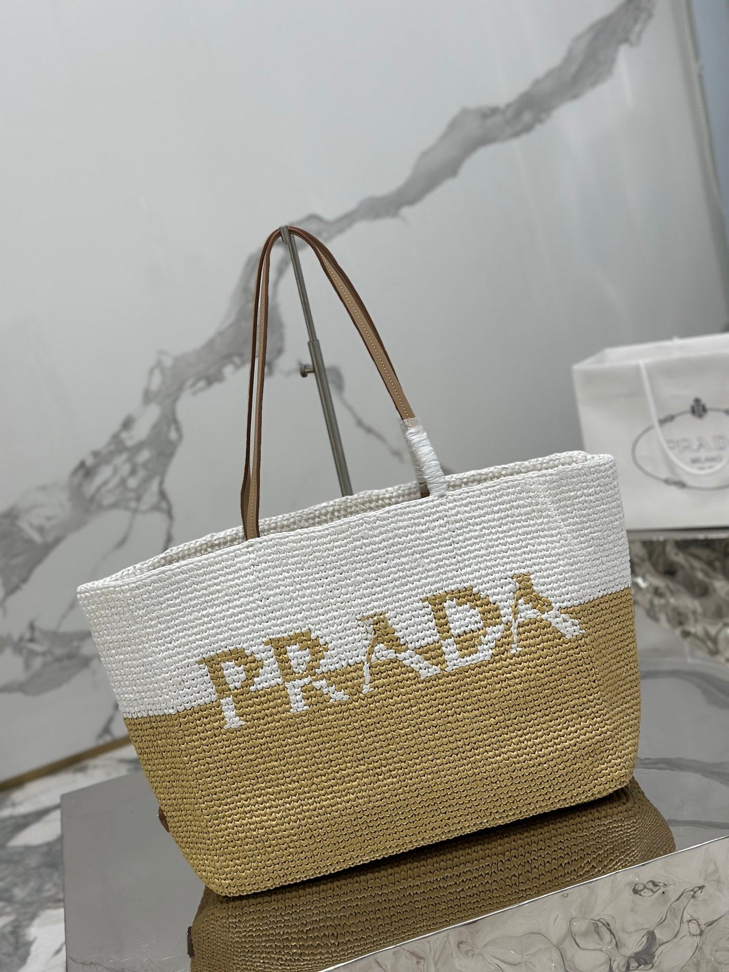 Grand sac cabas 37 en raphia blanc mélangé beige et anse en cuir de veau marron