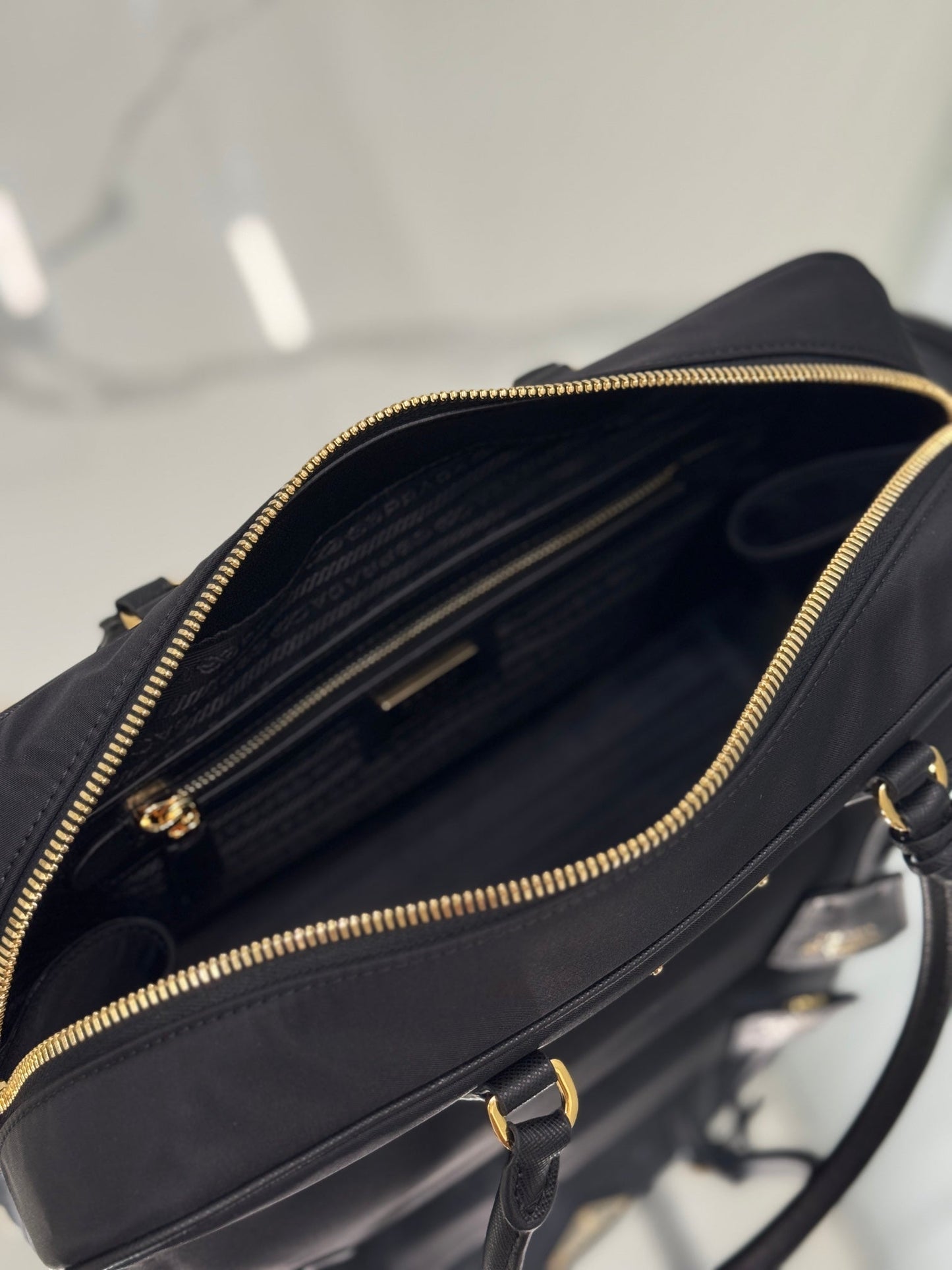 GRAND SAC À MAIN 35 EN NYLON NOIR ET GARNITURE EN CUIR DE VEAU