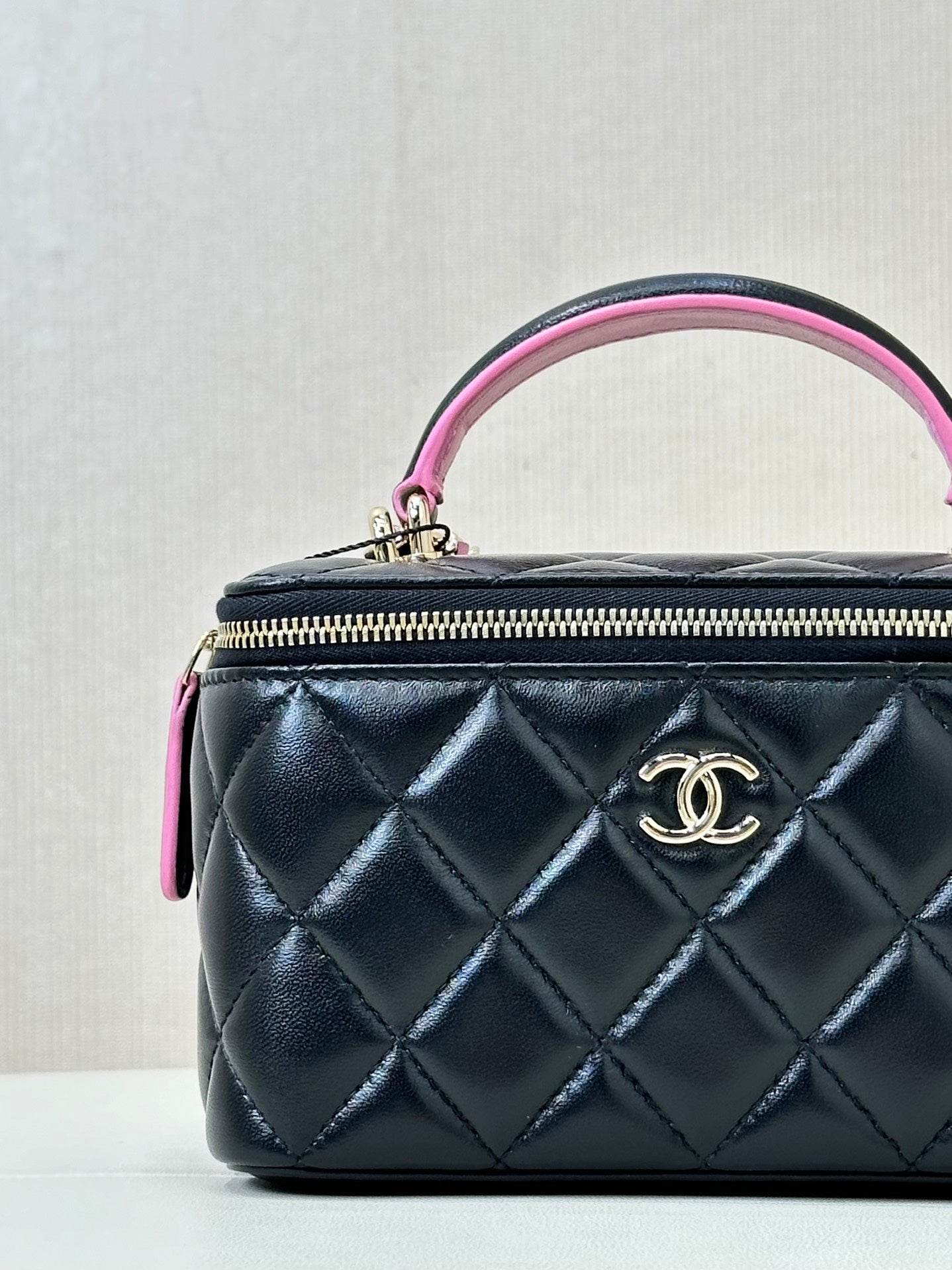 sac bandoulière vanity poignée supérieure 17 cm cuir d'agneau noir rose