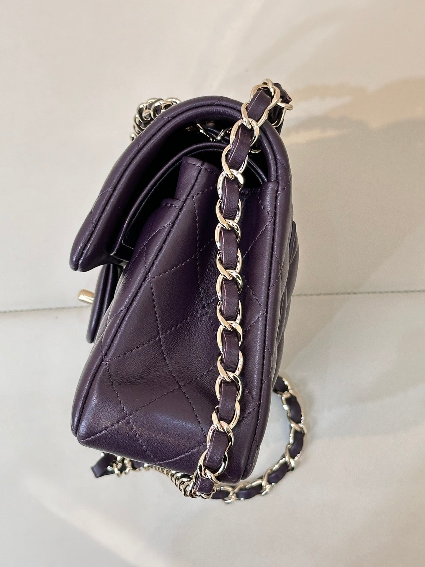 RABAT CLASSIQUE 23CM CUIR D'AGNEAU VIOLET QUINCAILLERIE OR CLAIR