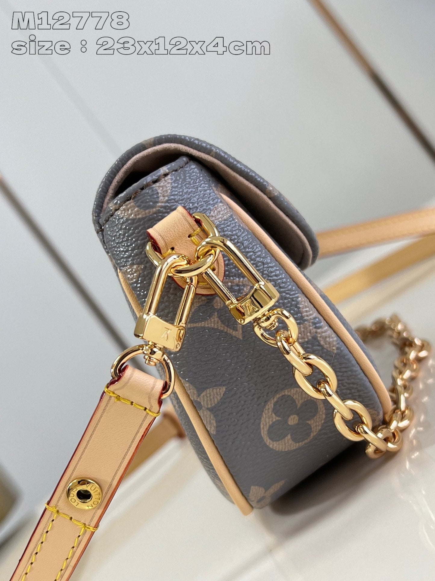 LV Woc Ivy 23,5 en toile grise monogrammée