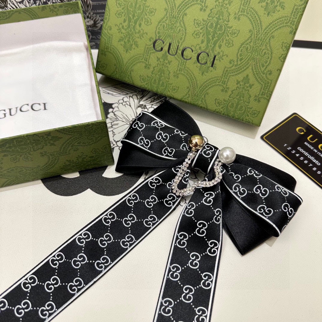 PINCE À CHEVEUX AVEC NŒUD EN RUBAN NOIR ET PERLE ATTACHÉE 358260