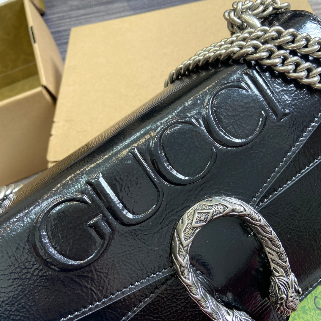 Petit sac bandoulière Dyonysus 28 en cuir de veau embossé laqué noir, accessoires argentés