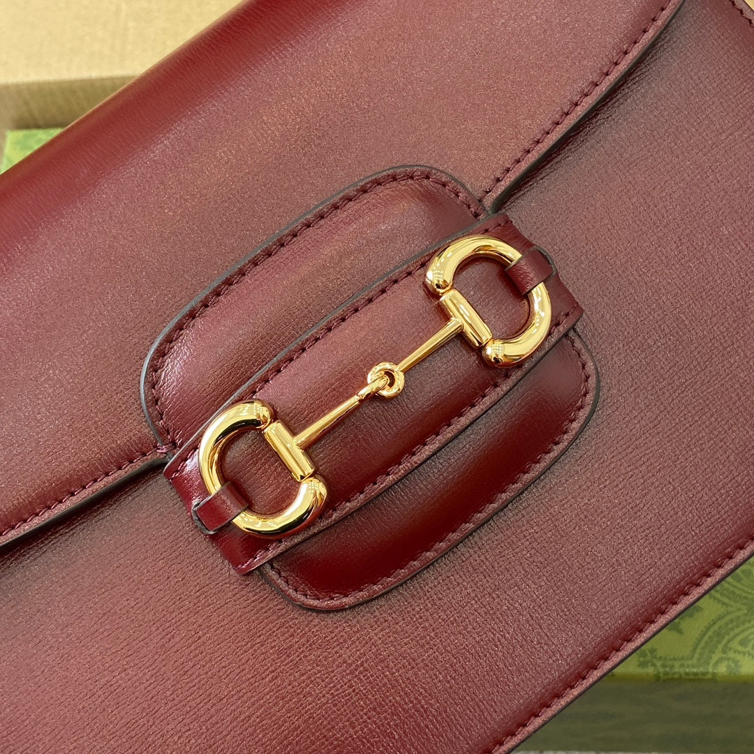 SAC À BANDOULIÈRE HORSEBIT 1955 25 EN CUIR D'AGNEAU ROUGE VIN, QUINCAILLERIE DORÉ