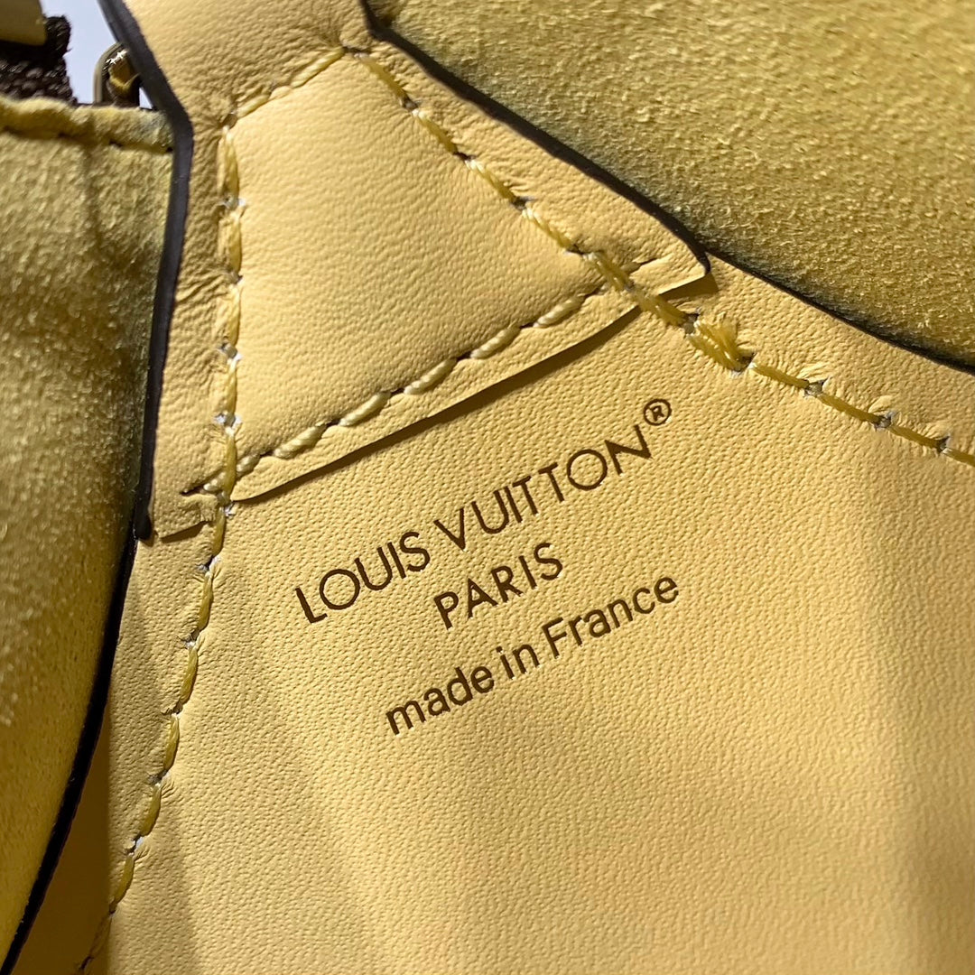 POCHETTE BLOOM 22 EN TOILE MONOGRAMME MARRON ET CÔTÉS EN CUIR DE VEAU JAUNE PASTEL