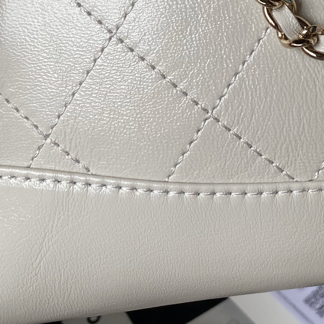 Sac shopping nano cc 24s31 17,5 cm en cuir d'agneau crème avec finitions dorées