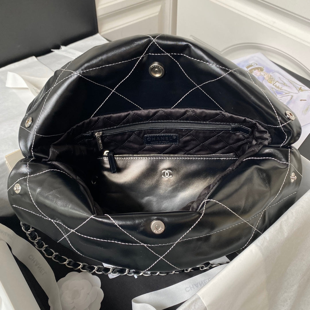 Sac hobo cc 22 35 cm en cuir d'agneau noir et argent, accessoires argentés