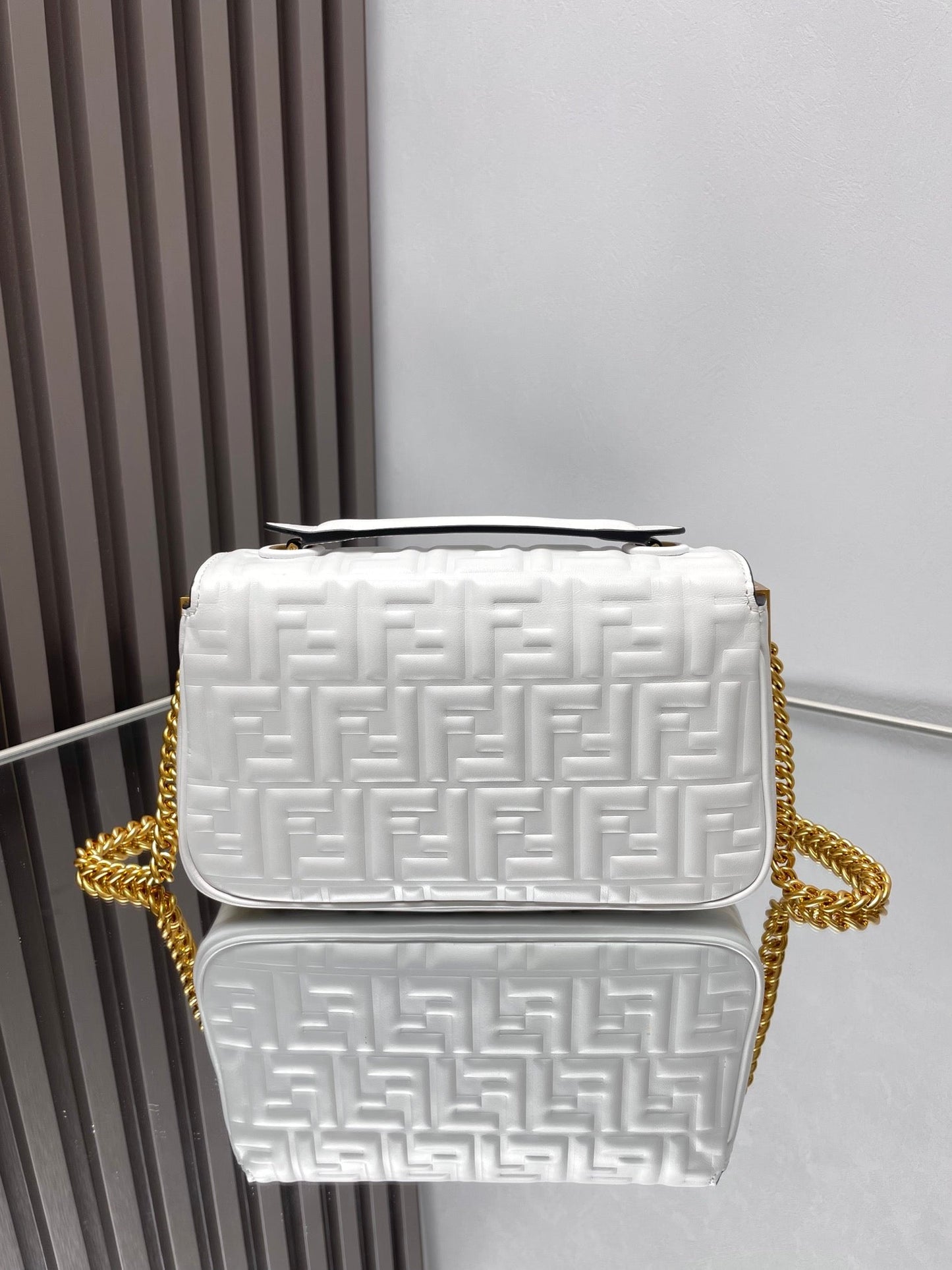 Sac Fend Baguette 24 en cuir blanc à motif FF GHW