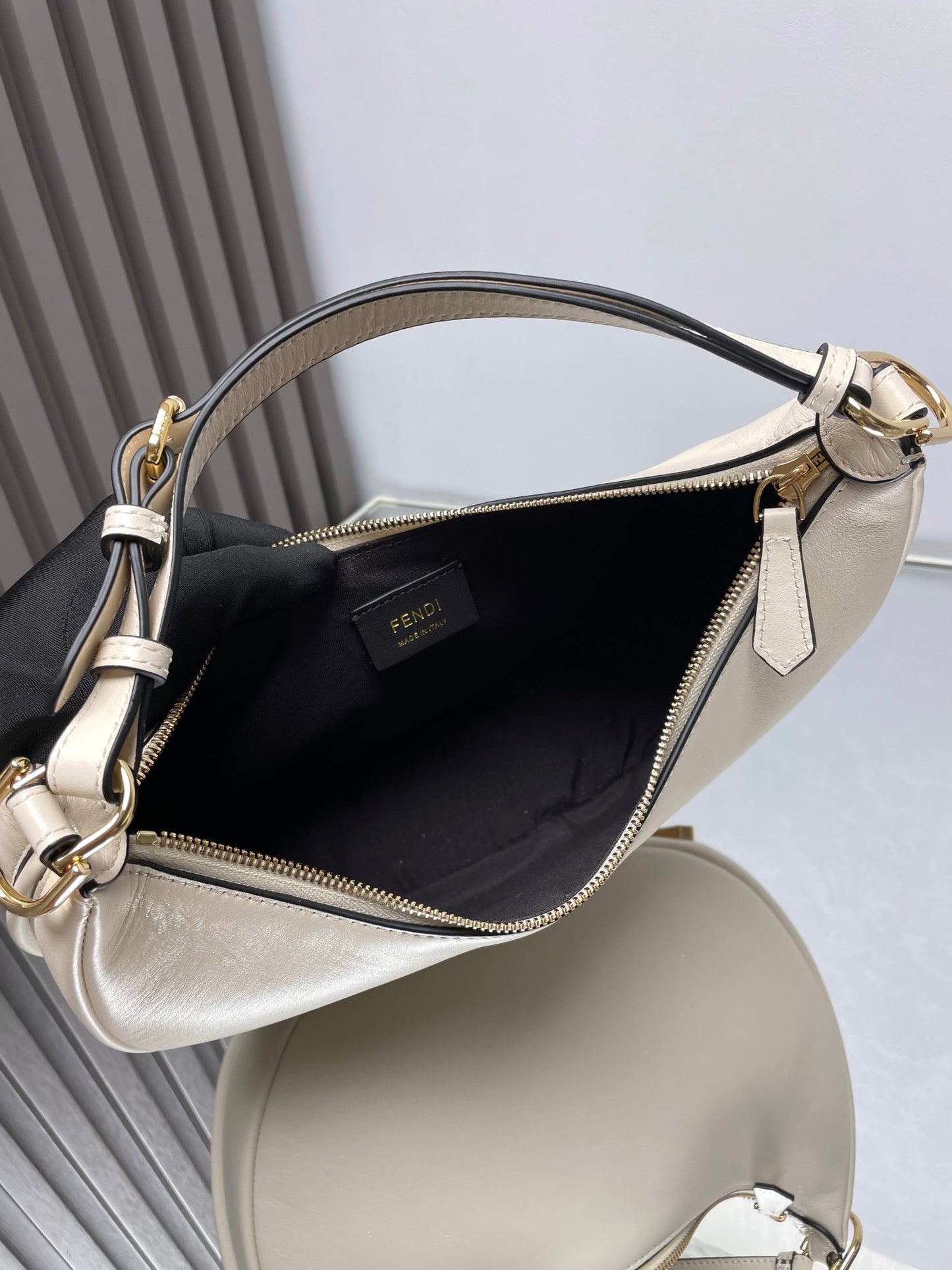 Sac Fendigraphy Medium 29 en cuir d'agneau lisse blanc, finitions dorées