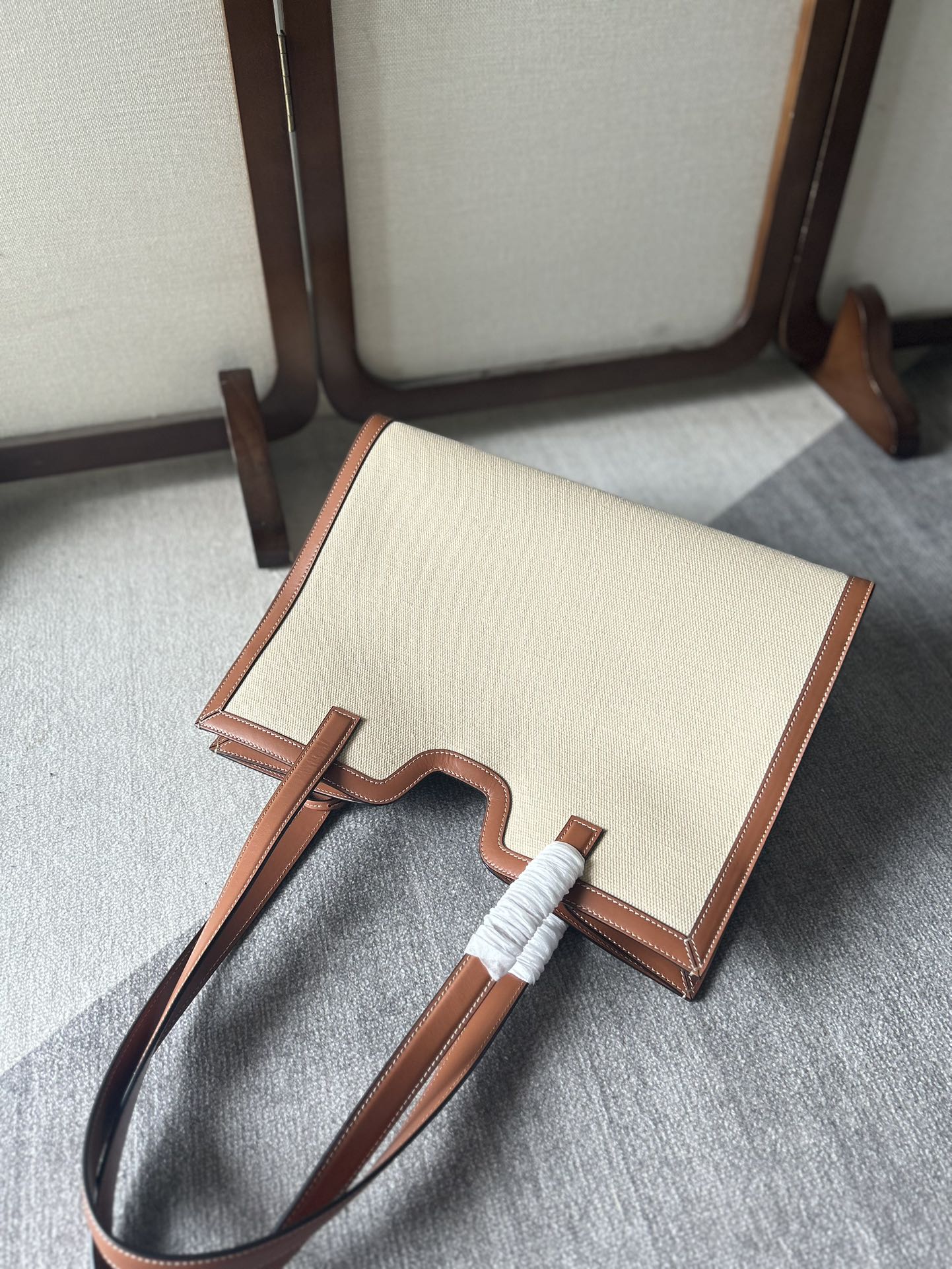 CABAS 37 EN TOILE BLANCHE ET GARNITURE EN CUIR DE VEAU MARRON BRONZE, FERMOIR DORÉ