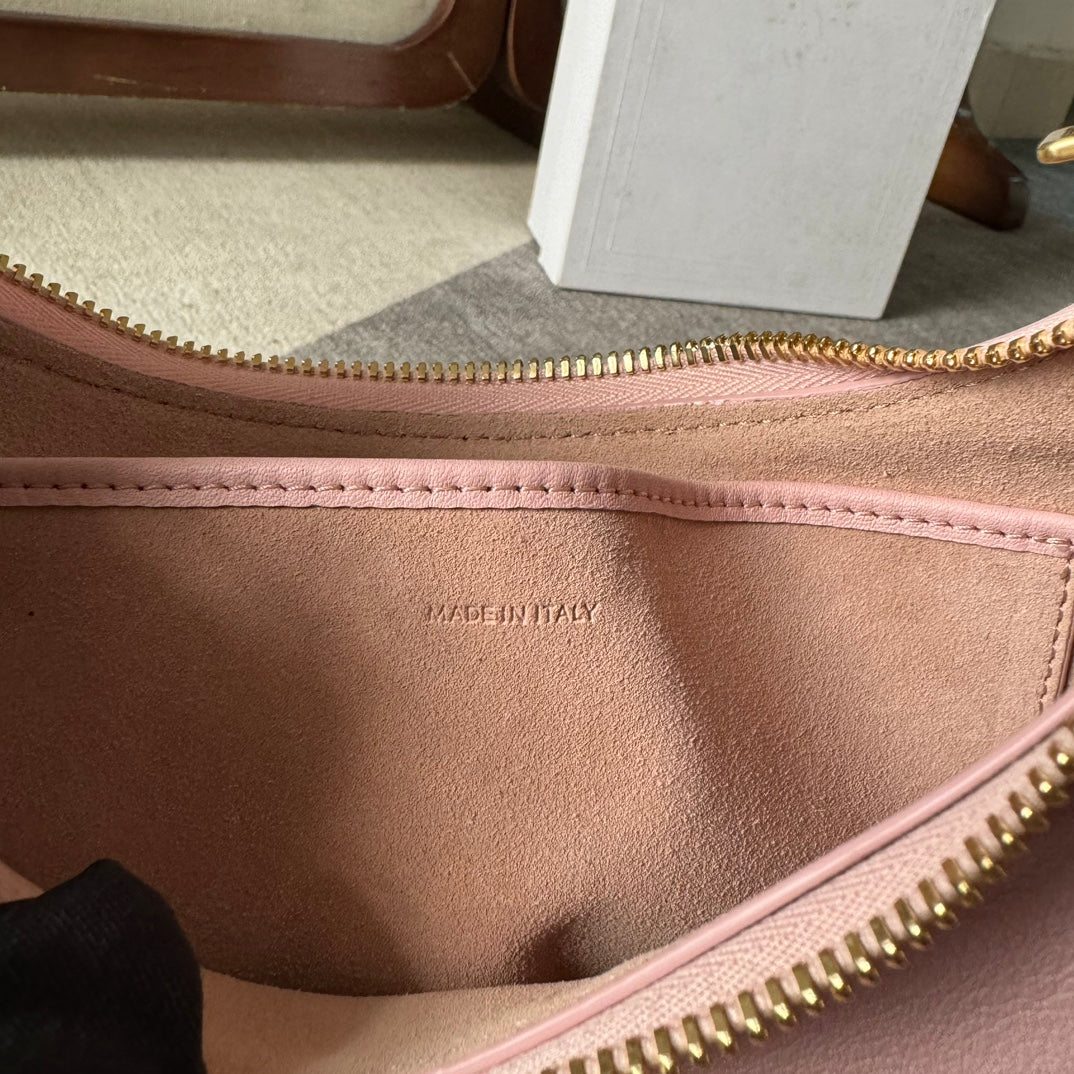 SAC AVA TRIOMPHE MOYEN 23 EN CUIR DE VEAU LISSE ROSE CLAIR, QUINCAILLERIE DORÉE