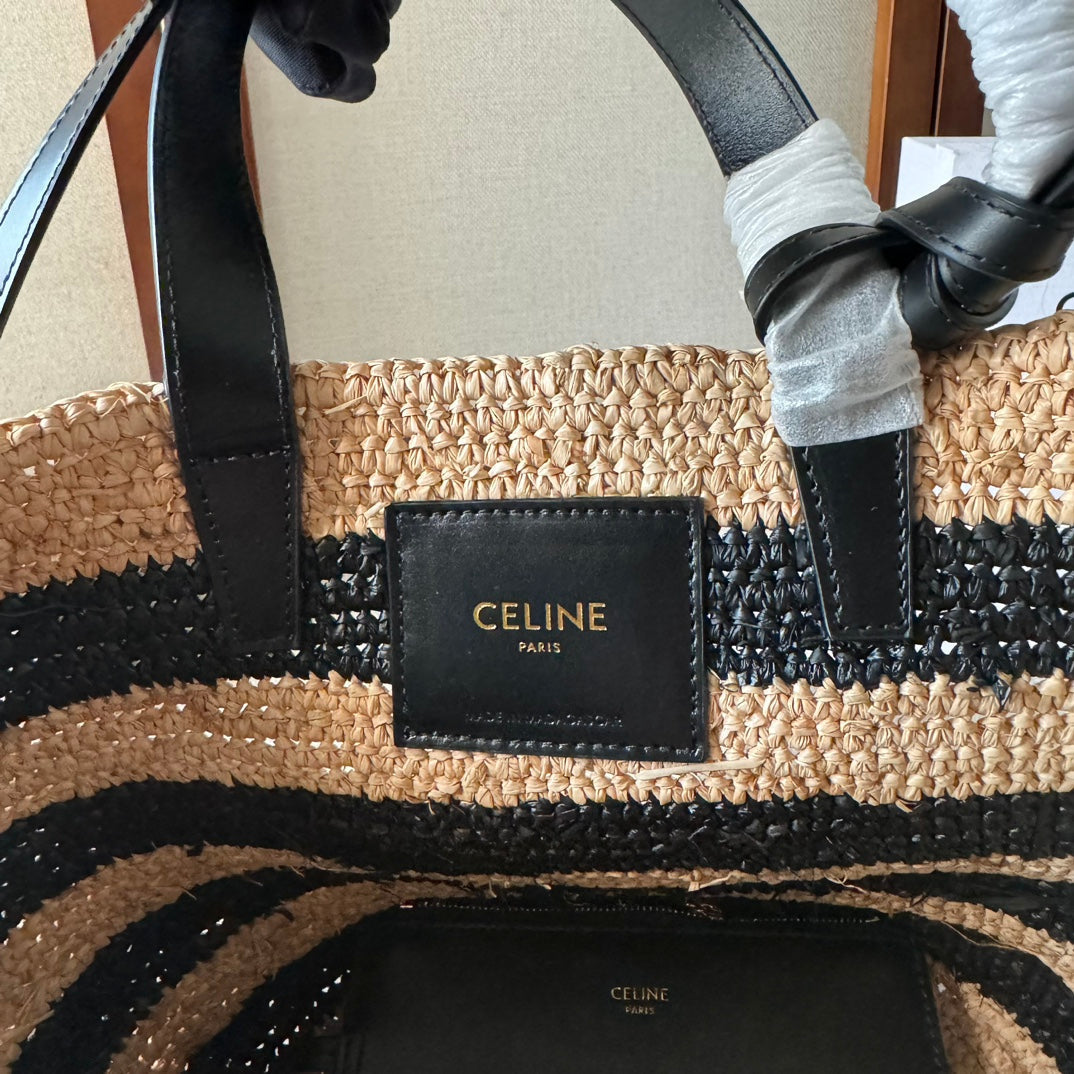 SAC CLASSIQUE COUFFIN 22 À RAYURES EN RAPHIA BEIGE ET NOIR ET GARNITURES EN CUIR DE VEAU