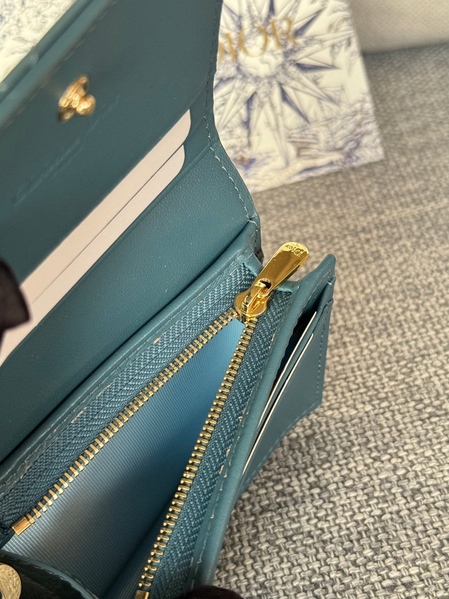 Portefeuille compact CD Caro 11 cm en cuir de veau bleu sarcelle brillant