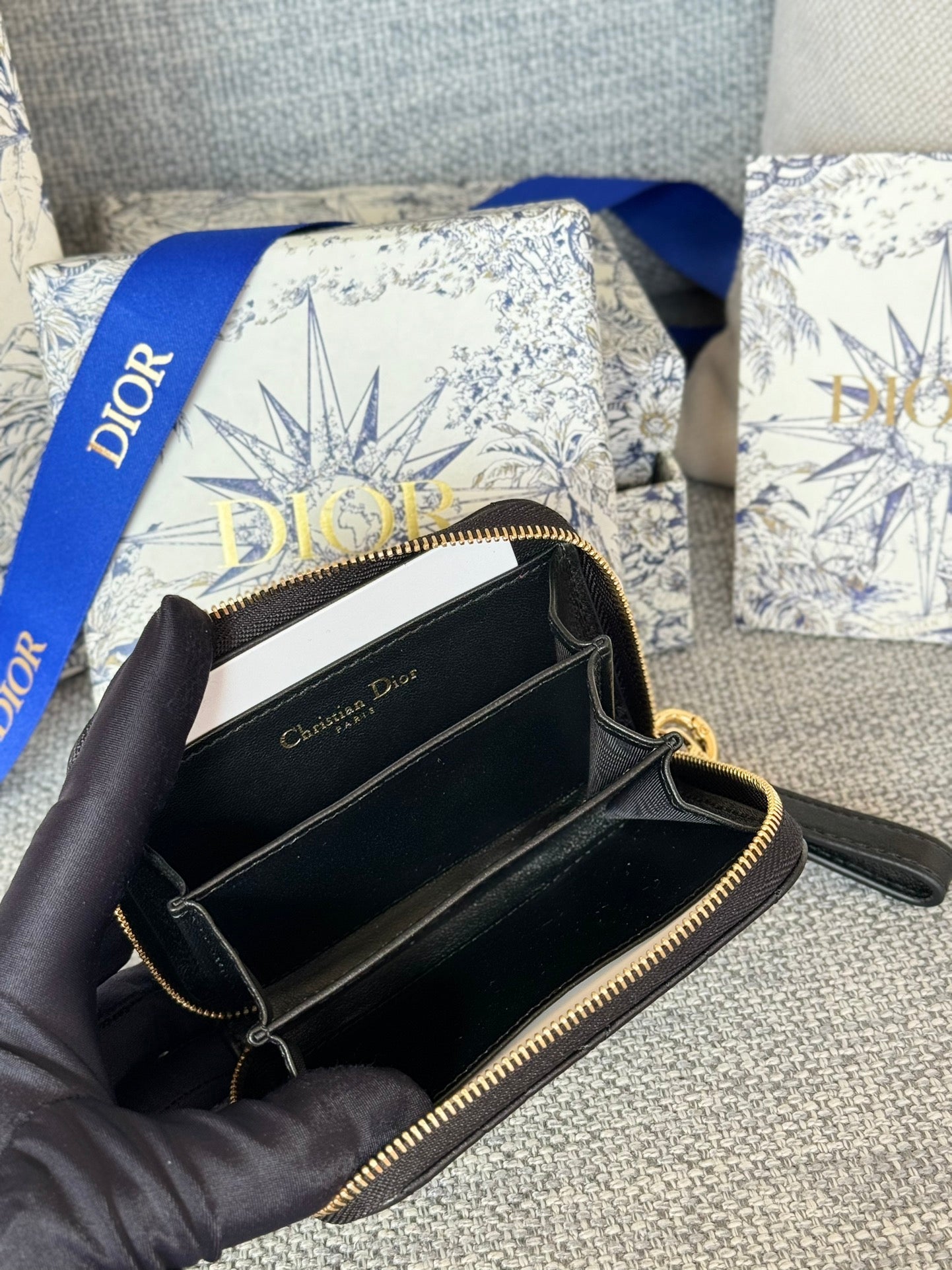 Portefeuille compact CD Logo Caro 11 cm en cuir de veau noir