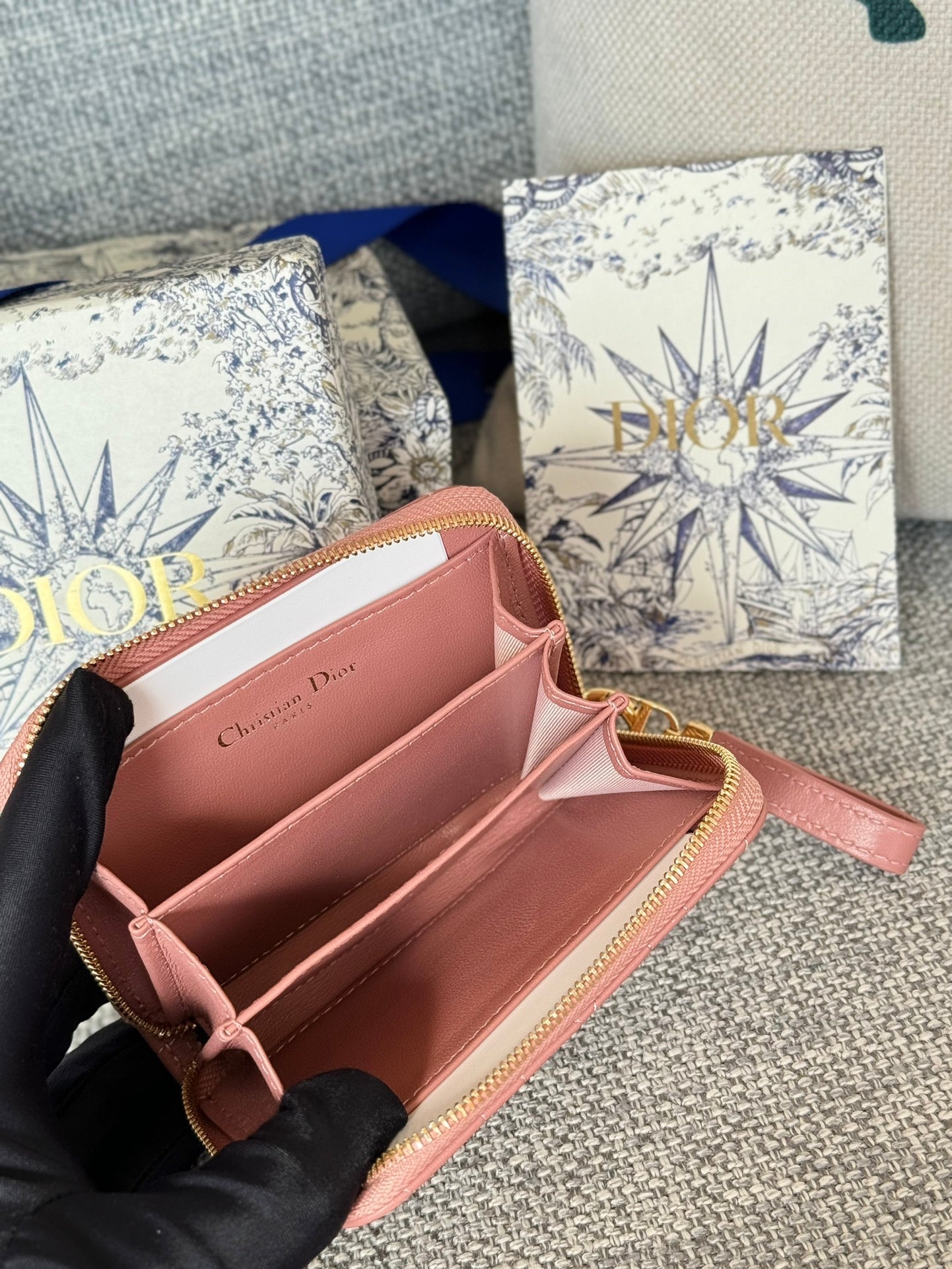 CDロゴ カロ 11cm コンパクトウォレット ダークピンク カーフスキン