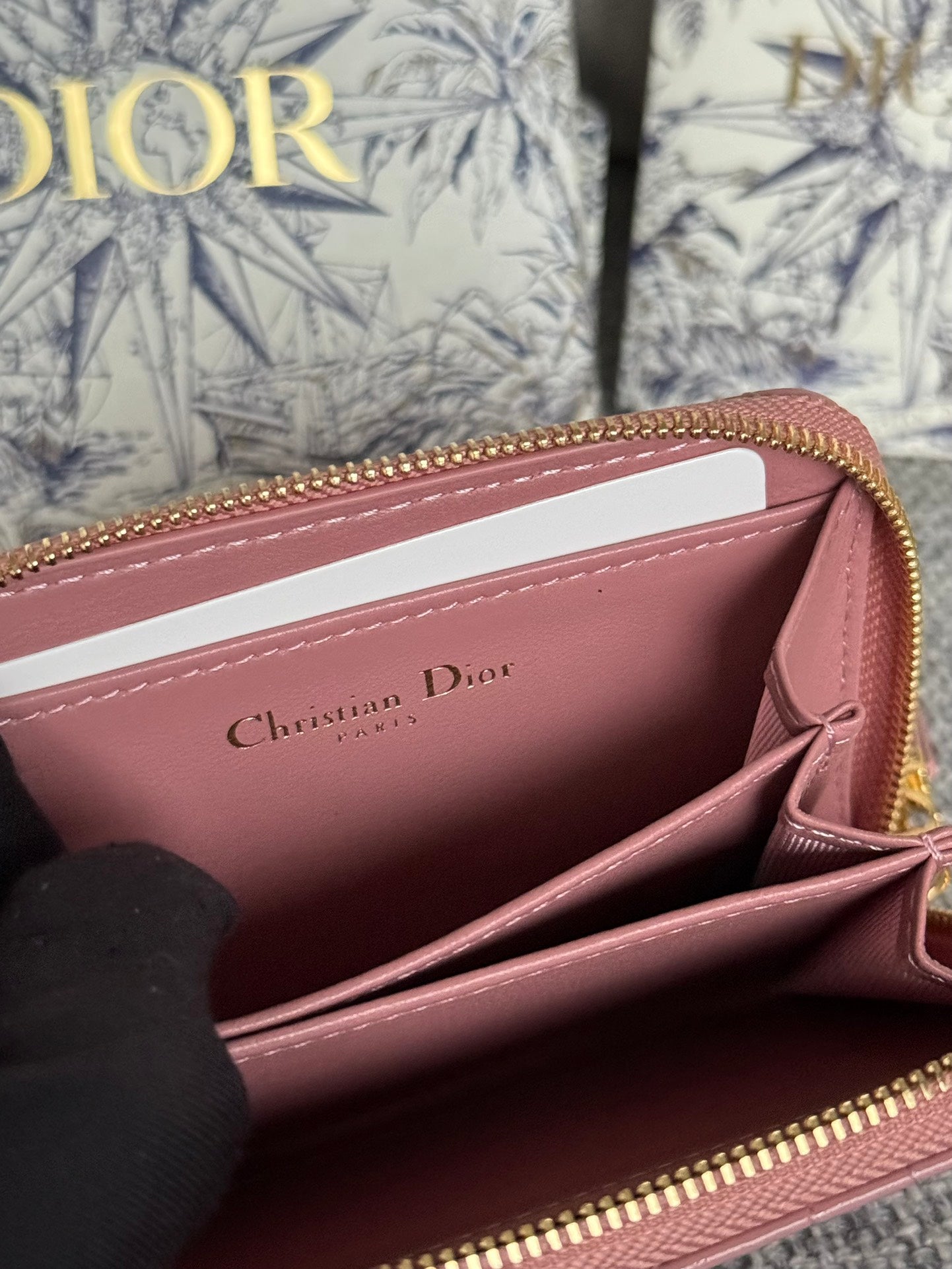 CDロゴ カロ 11cm コンパクトウォレット シャイニーピンク カーフスキン