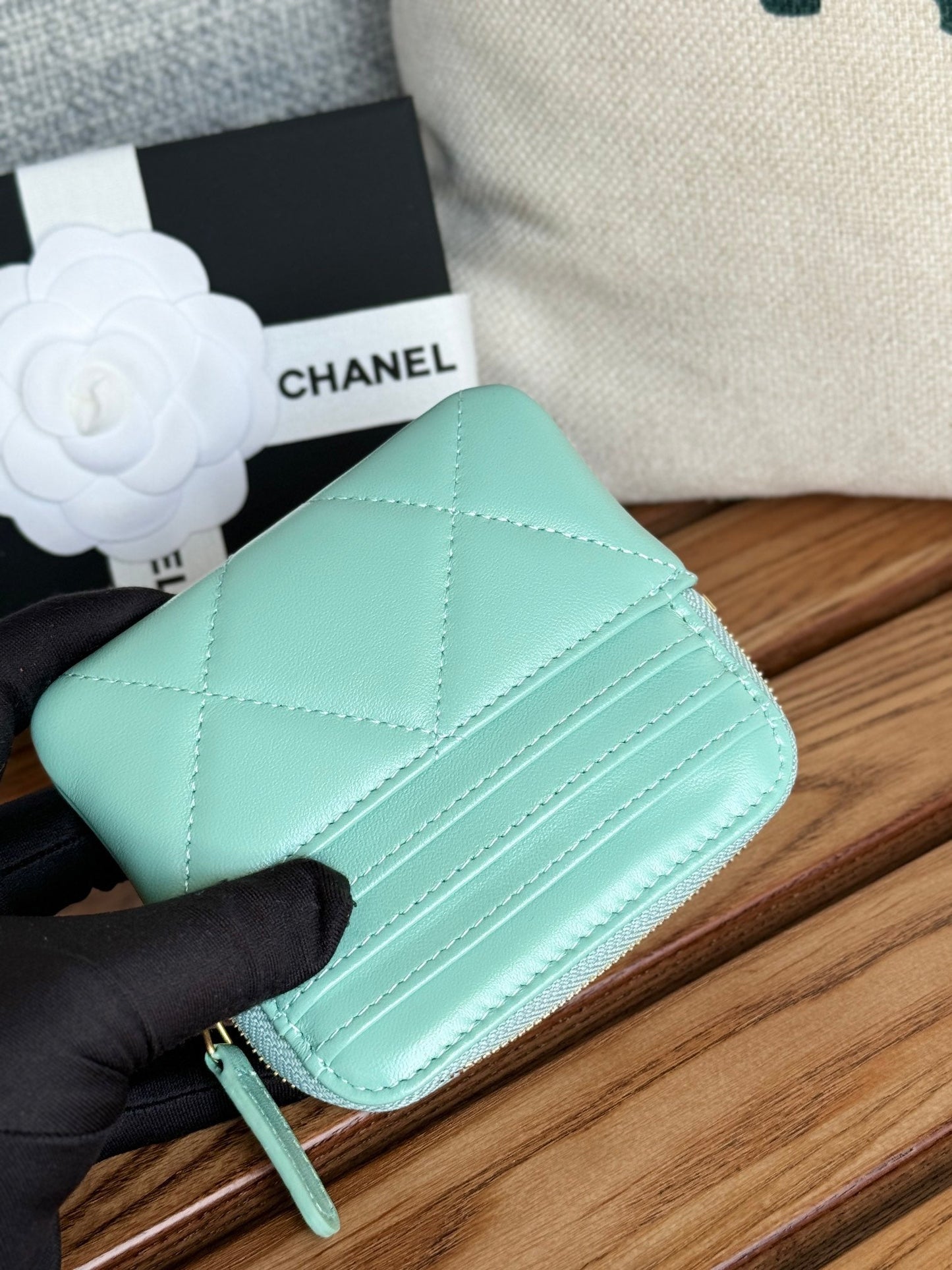 Porte-monnaie zippé CC 19 11 cm en cuir d'agneau bleu turquoise et accessoires dorés