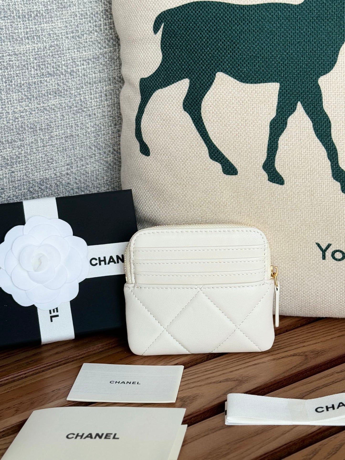 Porte-monnaie zippé CC 19 11 cm en cuir d'agneau blanc et accessoires dorés
