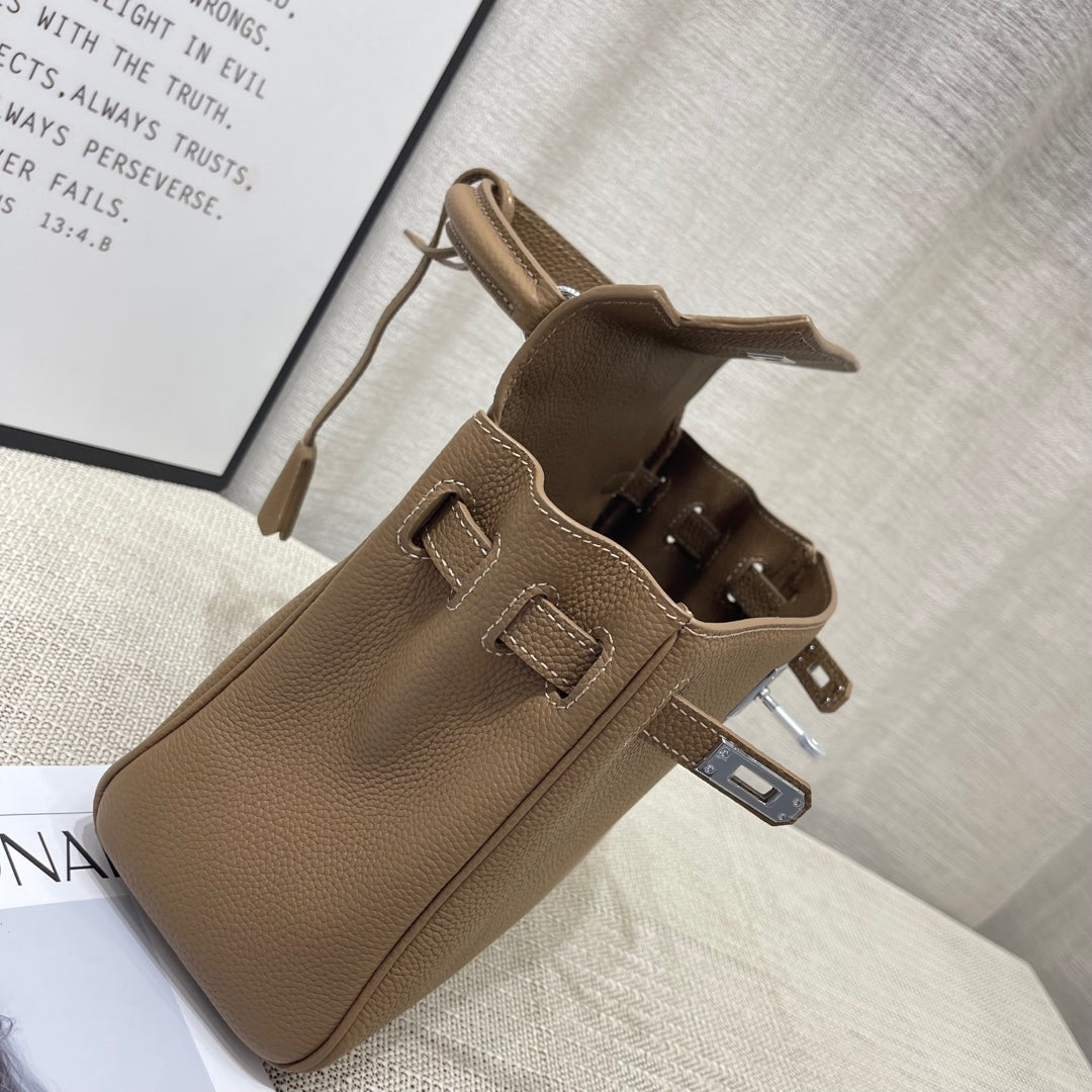 Sac à main HM Kelly 25 cm en cuir Togo étoupe, finitions argentées
