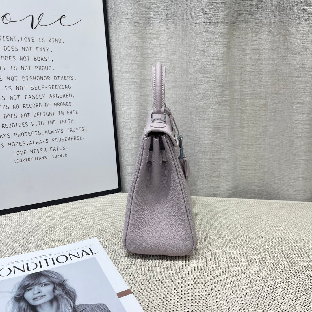 Sac à main HM Kelly 25 cm en cuir Togo mauve rose pâle et accessoires argentés