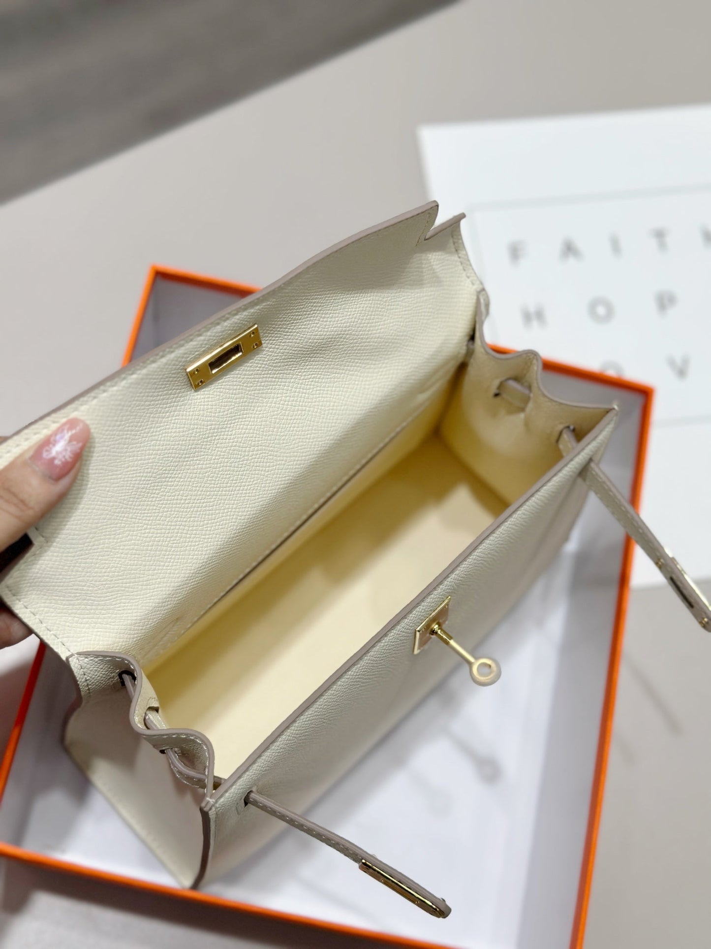 HM ケリー 25cm クリームエプソムレザー ゴールド金具