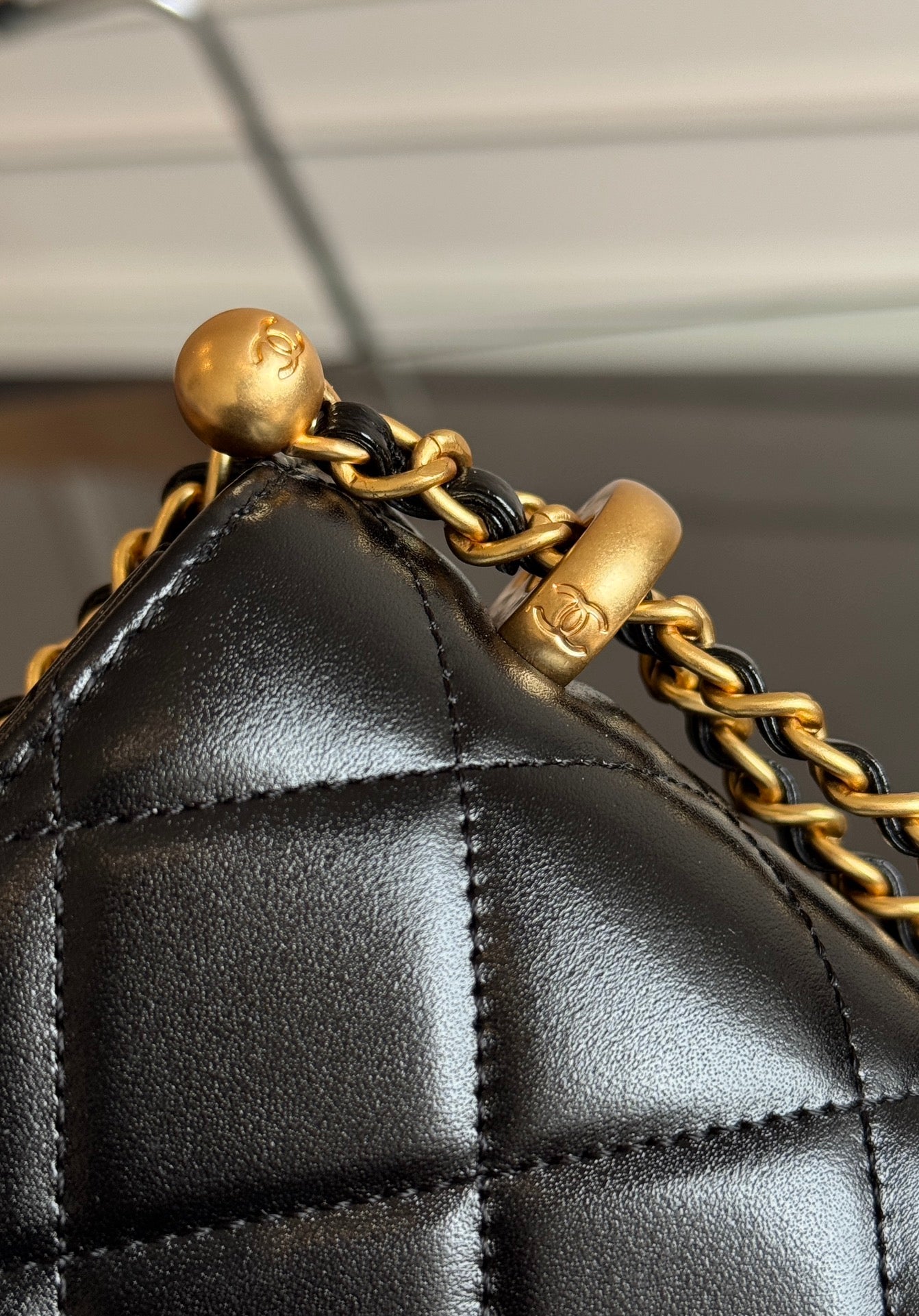 Mini rabat 22 cm en cuir d'agneau noir avec ferrures dorées