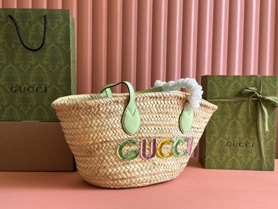 PETIT SAC CABAS 26 AVEC LOGO EN PAILLE NATURELLE ET ANSE EN CUIR DE VEAU VERT CLAIR