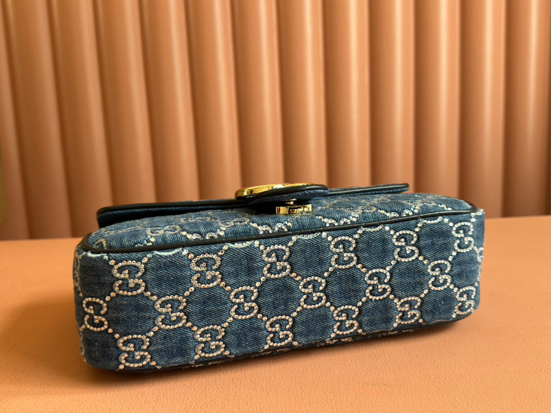 SAC À BANDOULIÈRE MARMONT 26 EN DENIM BLEU AVEC MOTIF CRISTAL DOUBLE G ET QUINCAILLERIE DORÉ
