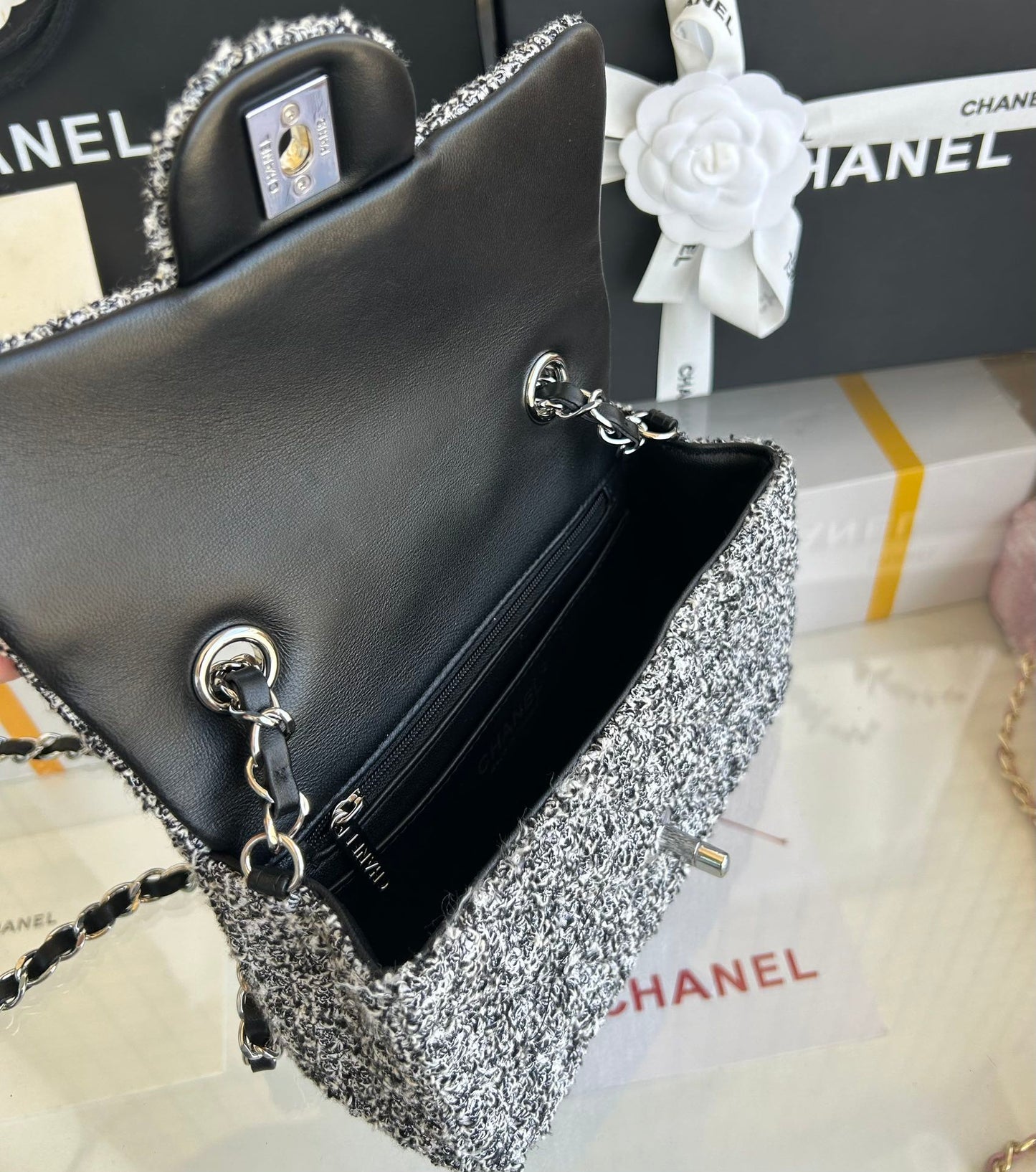MINI SAC À RABAT 20 EN TWEED GRIS CLAIR QUINCAILLERIE ARGENTÉE