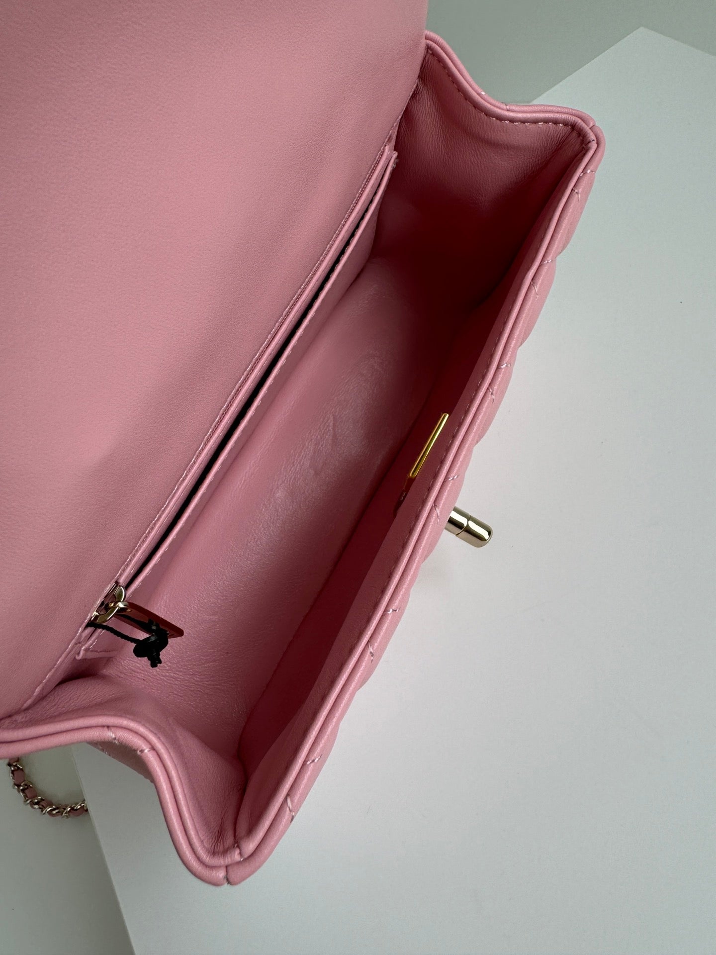 Mini sac à rabat 24c 20 cm avec poignée supérieure en cuir de veau rose et accessoires argentés