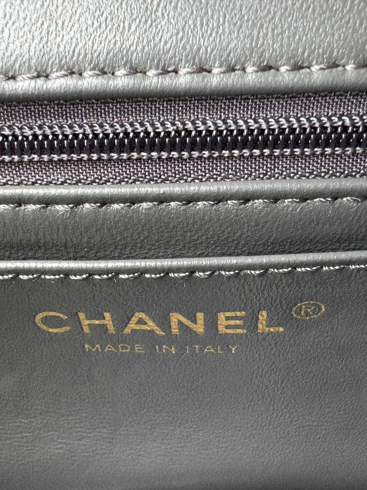 Mini sac à rabat 24c 20 cm avec poignée supérieure en cuir de veau verni gris