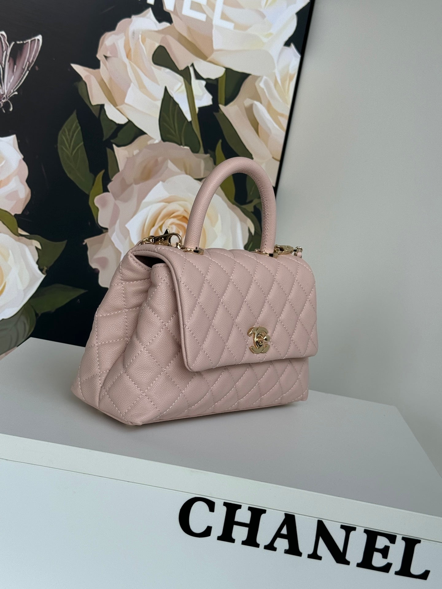 Sac à rabat avec anse en coco 24 cm en cuir caviar matelassé rose pastel
