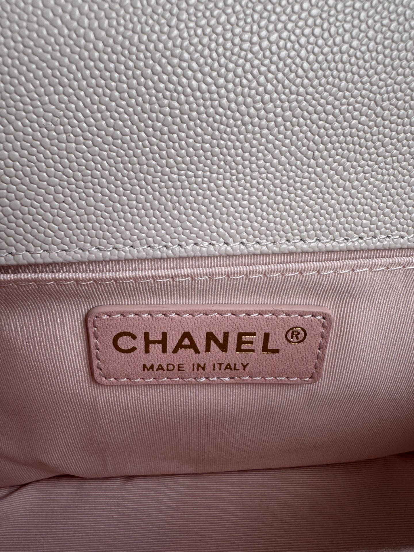 SAC BOY AVEC QUINCAILLERIE DORÉ MOYEN 25 EN CUIR DE VEAU ROSE NUDE