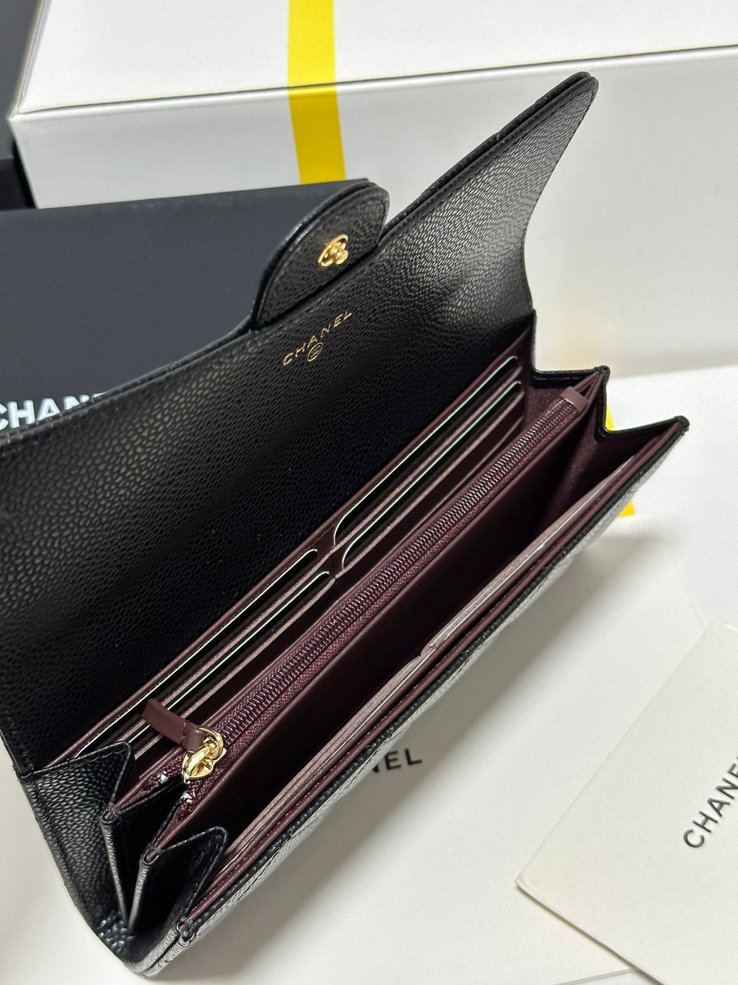 Portefeuille à rabat long CC Classic, noir matelassé, caviar, boucle dorée 243676