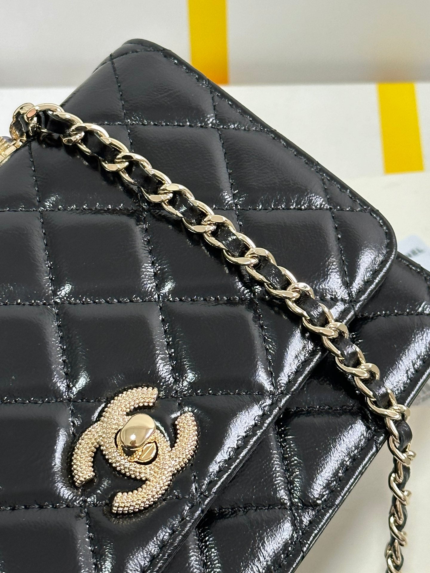 SAC À RABAT AVEC POIGNÉE EN PERLES 18 EN CUIR D'AGNEAU NOIR BRILLANT