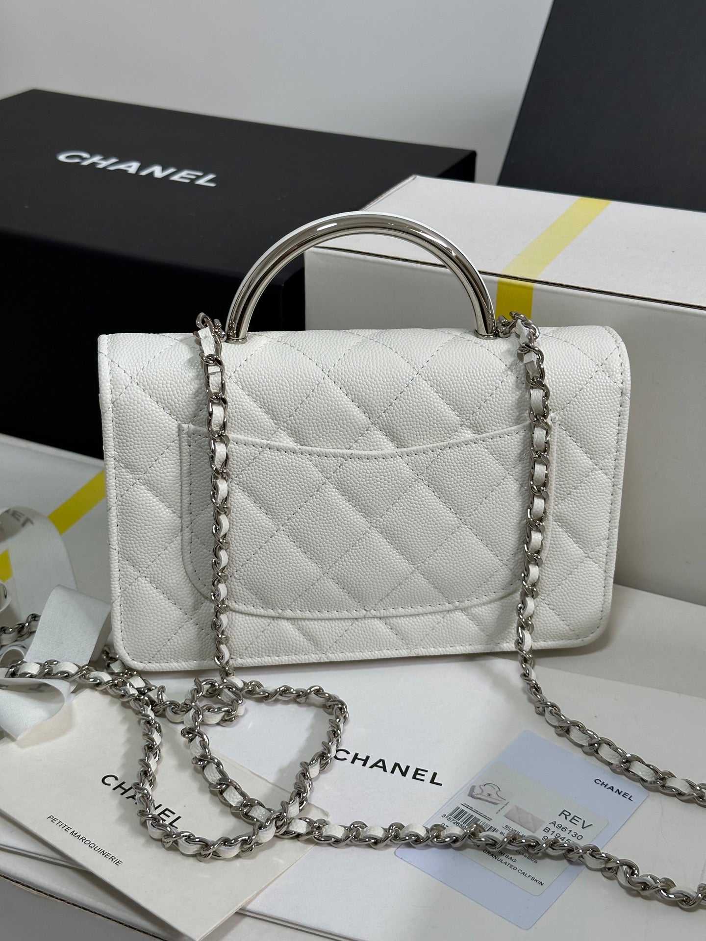 Portefeuille CC 25P avec poignée Woc 19 cm en cuir blanc et accessoires argentés 243451