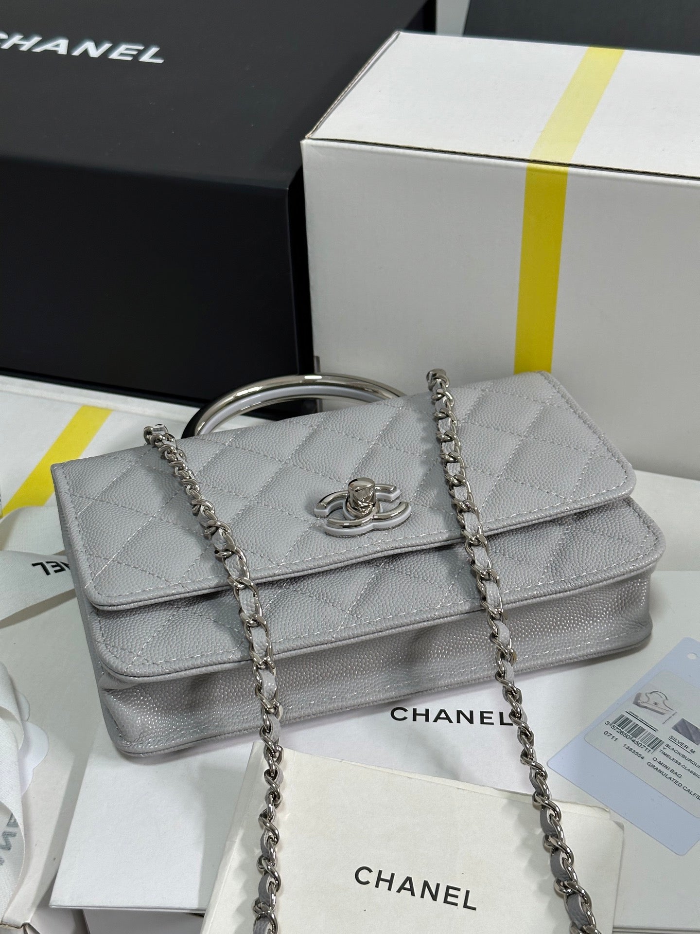 Portefeuille CC 25P avec poignée Woc 19 cm en cuir gris clair et accessoires argentés 243454