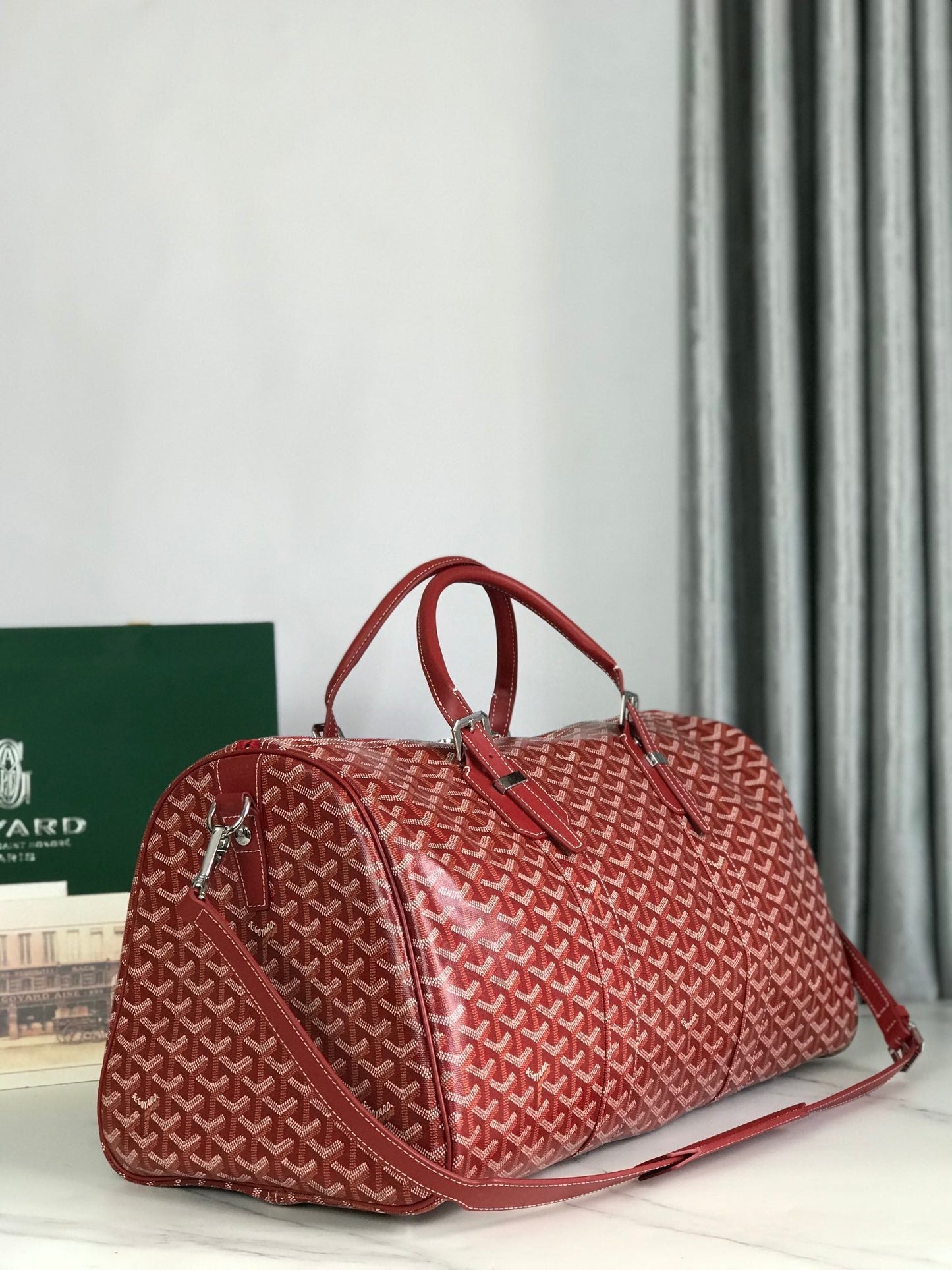 SAC BOSTON 50 EN TOILE GOYARDINE ROUGE ET GARNITURES EN CUIR DE VEAU