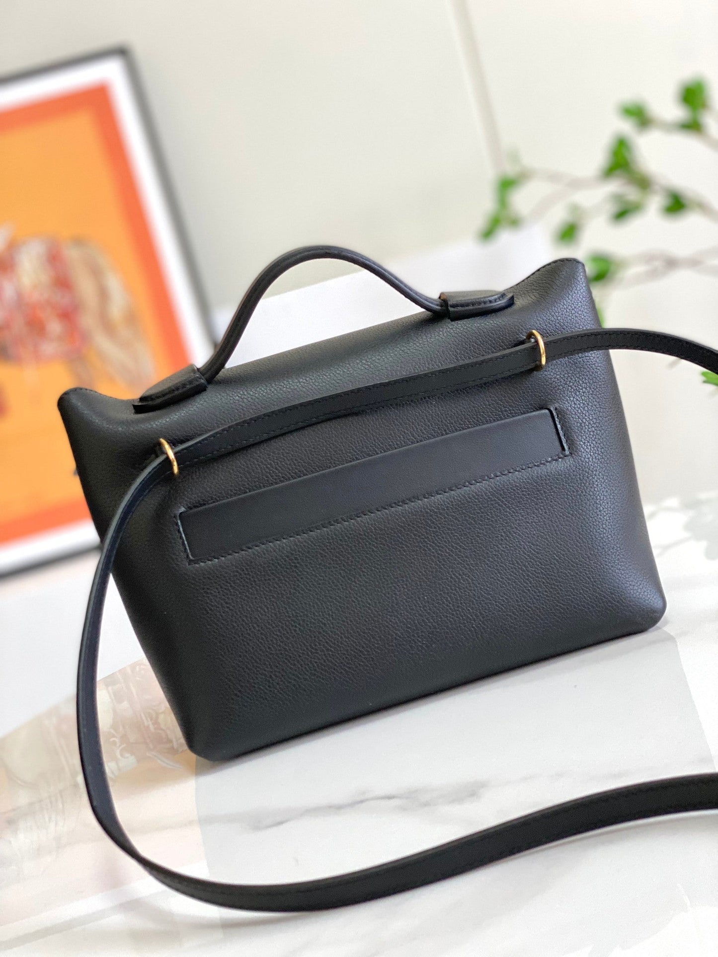 Mini sac HM 24/24 21 cm en cuir noir Evercolor, finitions dorées