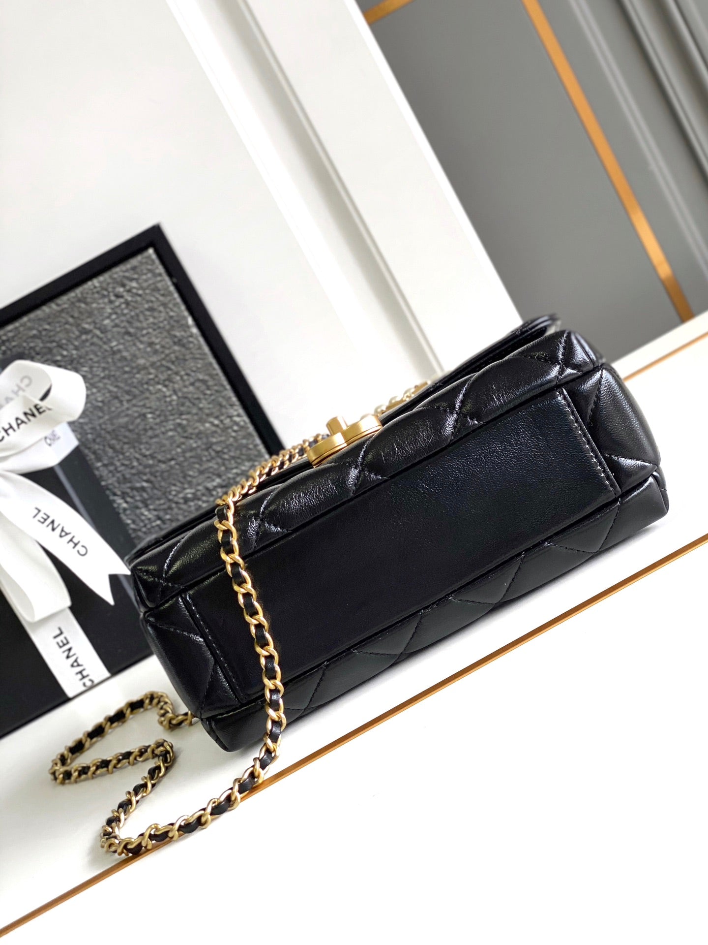 Sac à rabat CC Medium 22 en cuir d'agneau noir et métal doré