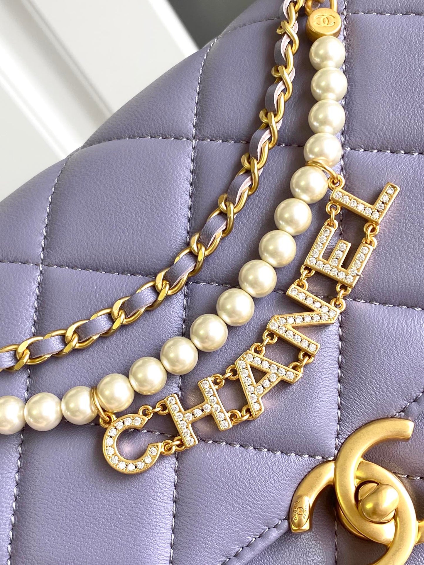 Sac à rabat CC Medium 22 en cuir d'agneau violet clair, matériel doré